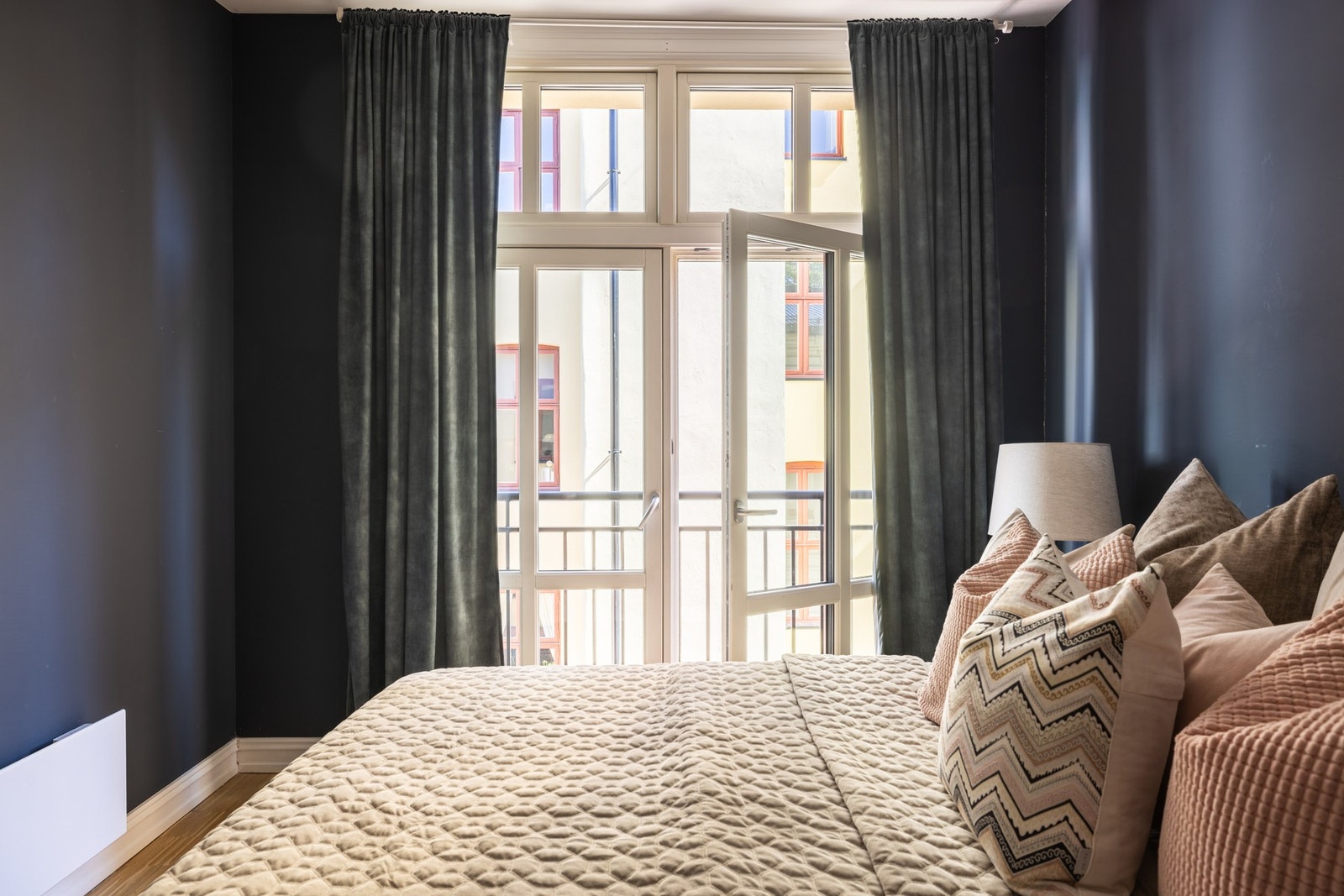 Hovedsoverommet har fin plass til å innredes med dobbeltseng og nattbord. Det er ellers en tofløyet glassdør og fransk balkong. Galleribilde