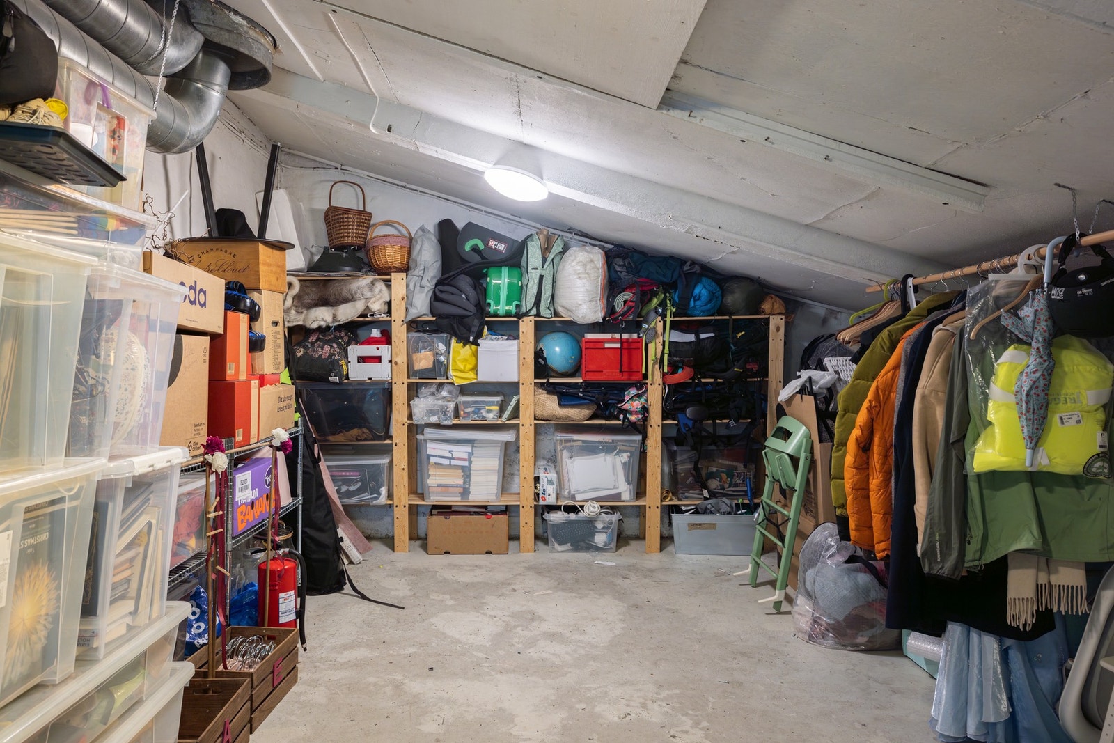 Boligen har meget godt med lagringsplass på et loft med en gulvflate på ca. 24 kvm. Galleribilde