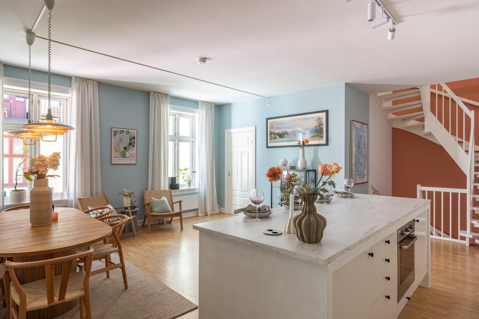 Toftes gate 47E er en stilfull og innbydende ½-part av en vertikaldelt tomannsbolig på 179m² over fire plan. Beliggenheten er meget etterspurt, med umiddelbar nærhet til Sofienbergparken. Galleribilde