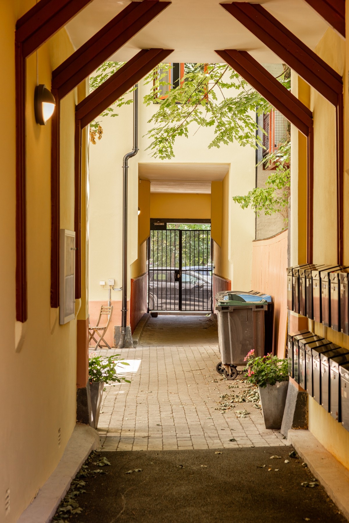 Fra gaten er det adkomst til boligen inn via et indre gårdsrom, og deretter inn i et andre indre gårdsrom hvor boligen ligger skjermet plassert. Galleribilde