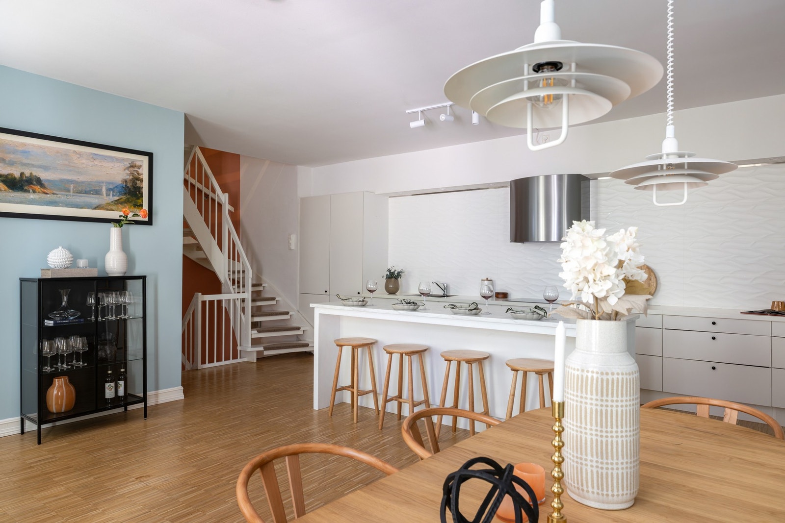 I 2024 ble ble både spisestuen og kjøkkenet malt opp i delikate fargetoner. Galleribilde