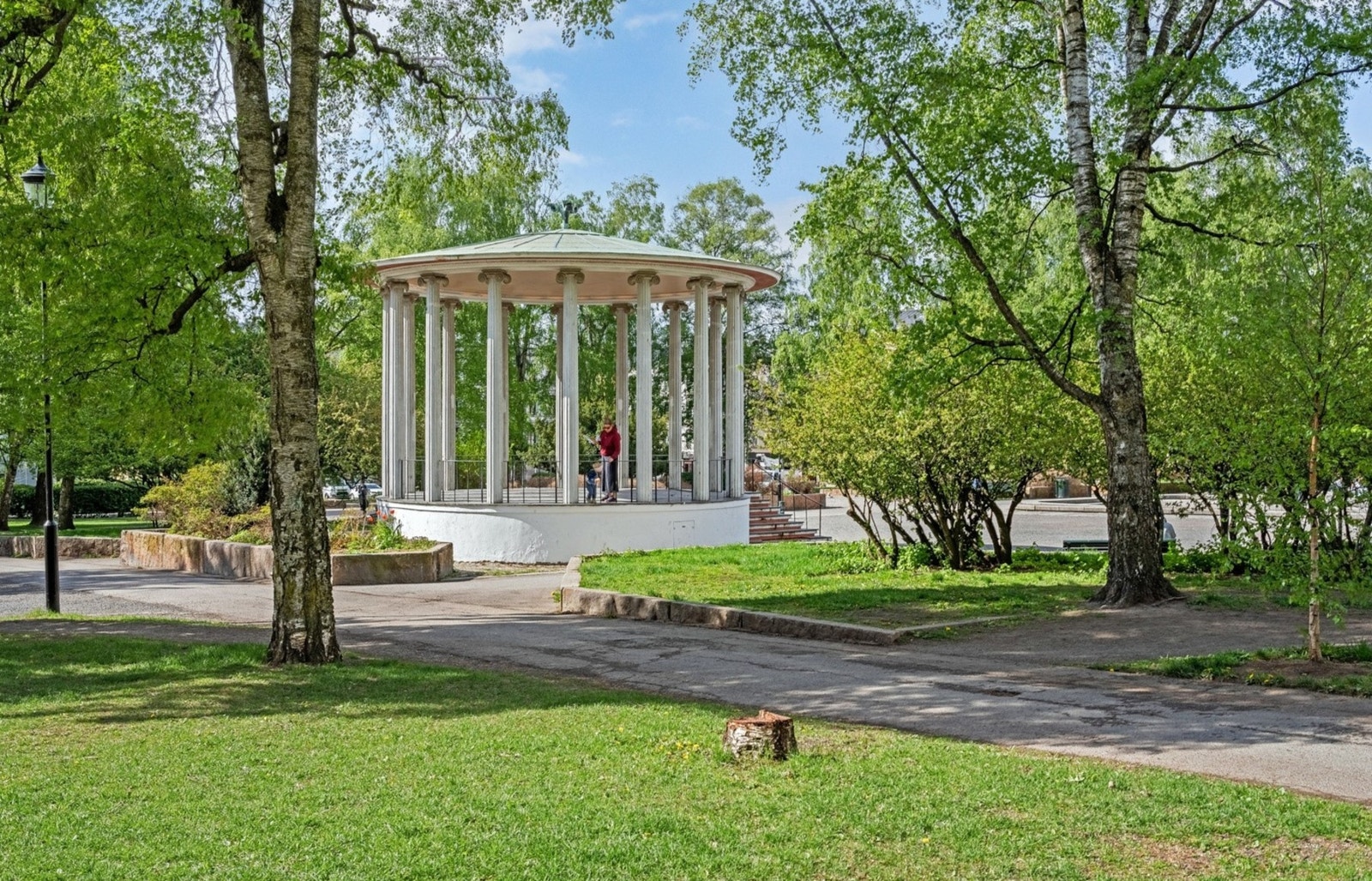 Birkelunden har et yrende folkeliv, arrangementer og konserter. Det er søndagsmarked hver søndag og bondens marked en lørdag i mnd. på Birkelunden. Galleribilde