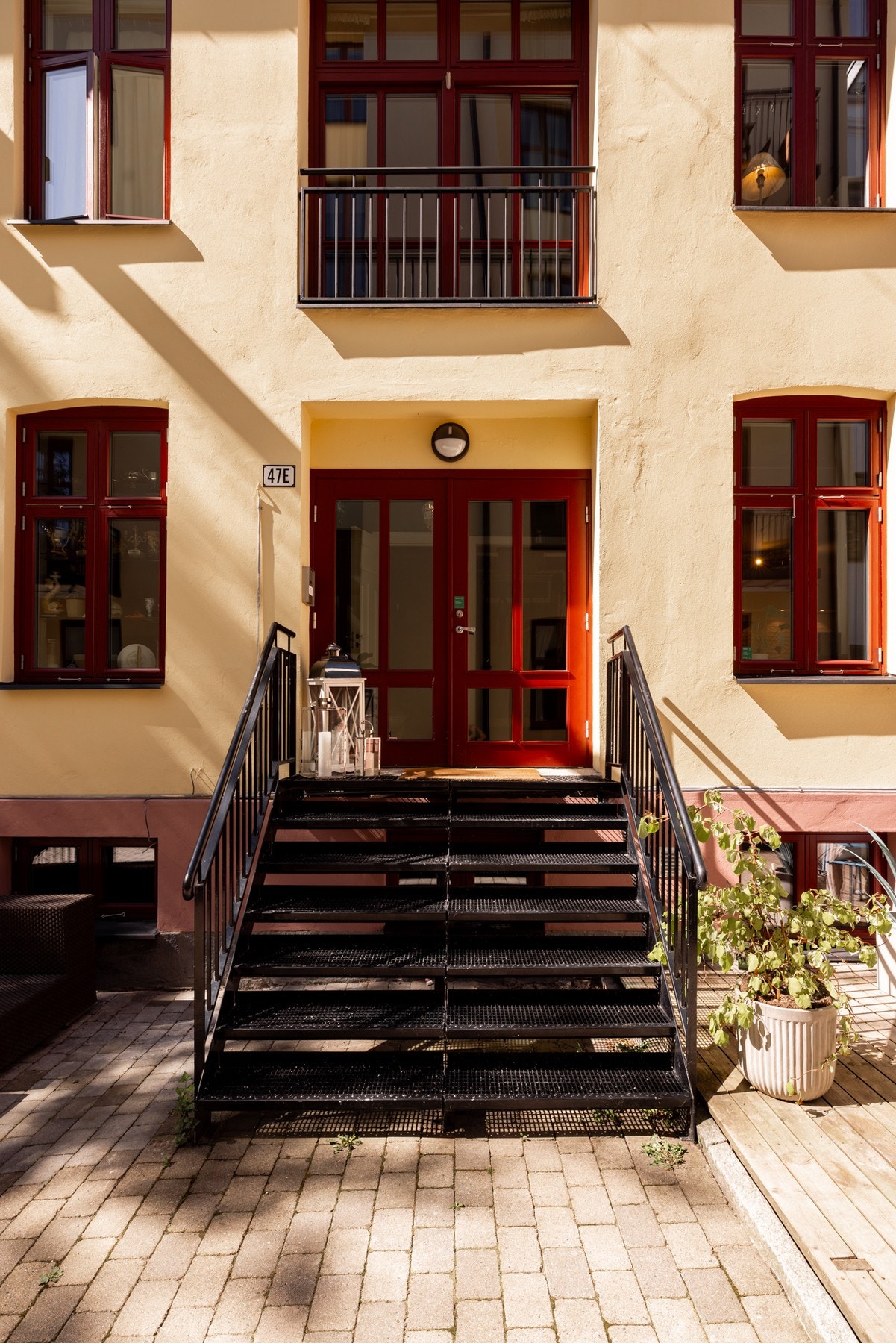 Boligen har et pent inngangsparti med steinbelagt adkomst, bred, sortlakkert trapp og lekker, tofløyet inngangsdør. Galleribilde