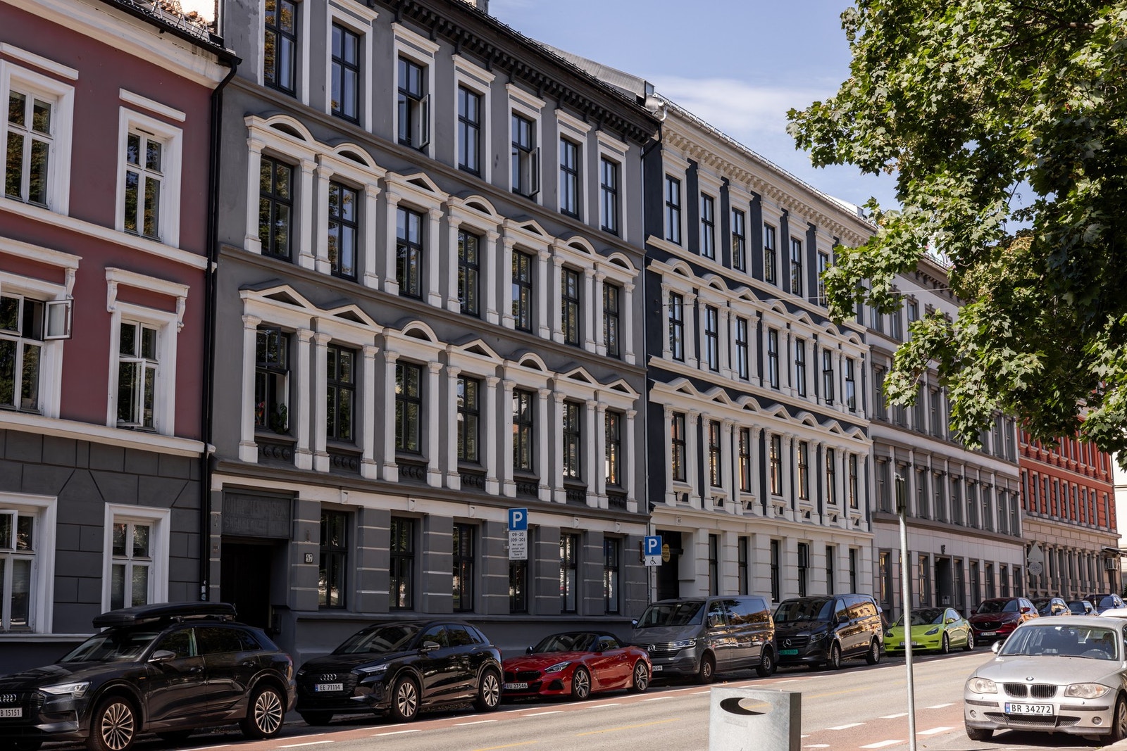 Beliggenheten er meget sentral, med gangavstand til alt man trenger i hverdagen. Her bor man virkelig midt i smørøyet, med et rikt utvalg av butikker, barer og restauranter rett utenfor døra. Galleribilde