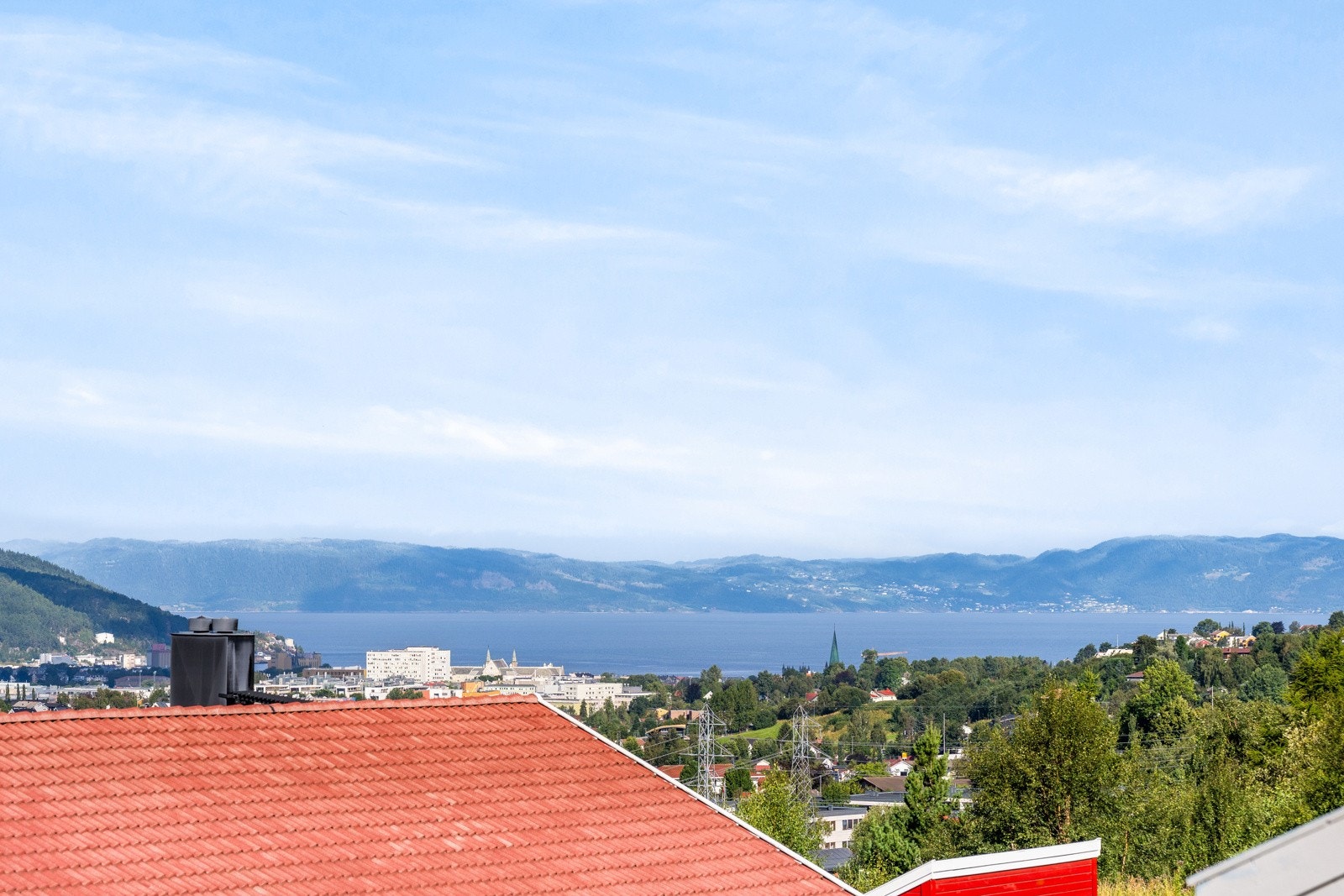 Den fantastiske utsikten strekker seg mot Trondheimsfjorden og fosenalpene. Galleribilde