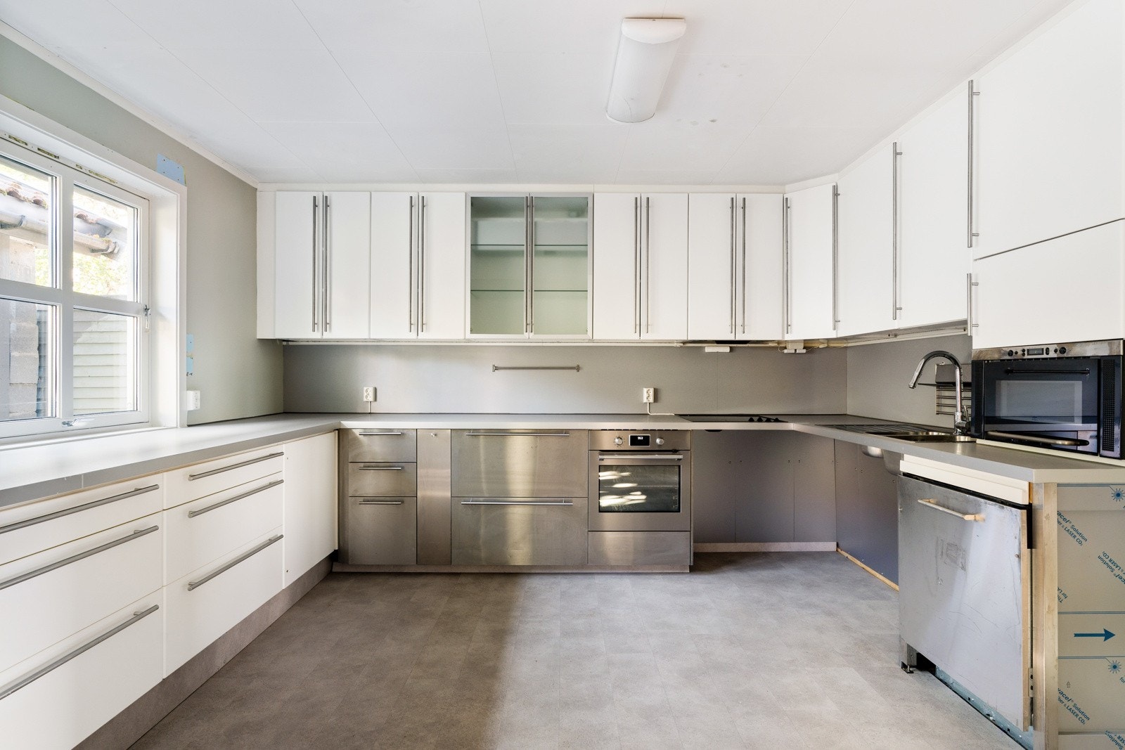 Stort kjøkken på 14,5 kvm med rikelig skap- og benkeplass. Galleribilde