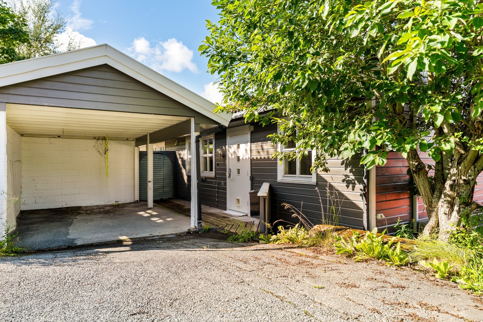 Det medfølger egen carport med varmekabler i nedkjøringen til carporten, samt ekstra parkering ca. 50 meter fra boligen. Galleribilde