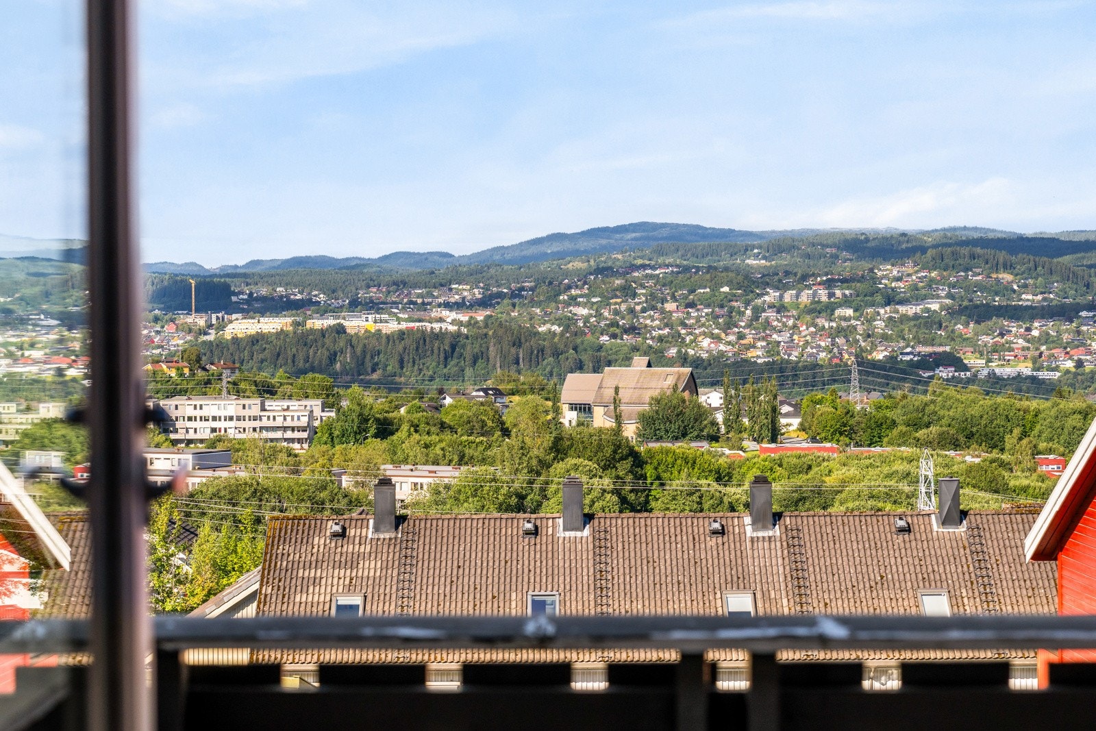 Vestvendt balkong med svært gode solforhold samt en imponerende utsikt mot Gråkallen og Byåsen. Galleribilde