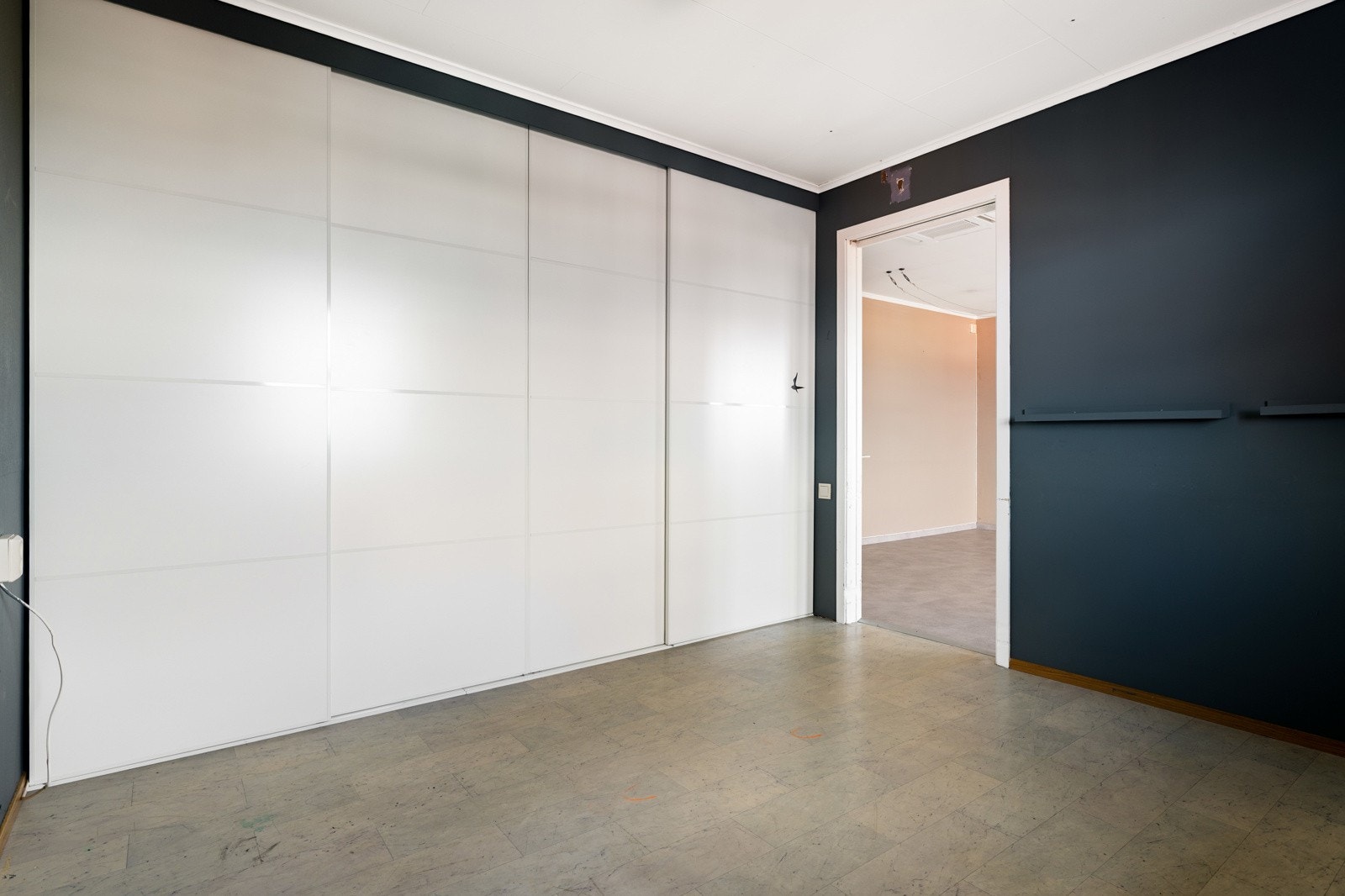 Som en bonus har soverommet en praktisk innebygd skyvedørsgarderobe. Galleribilde