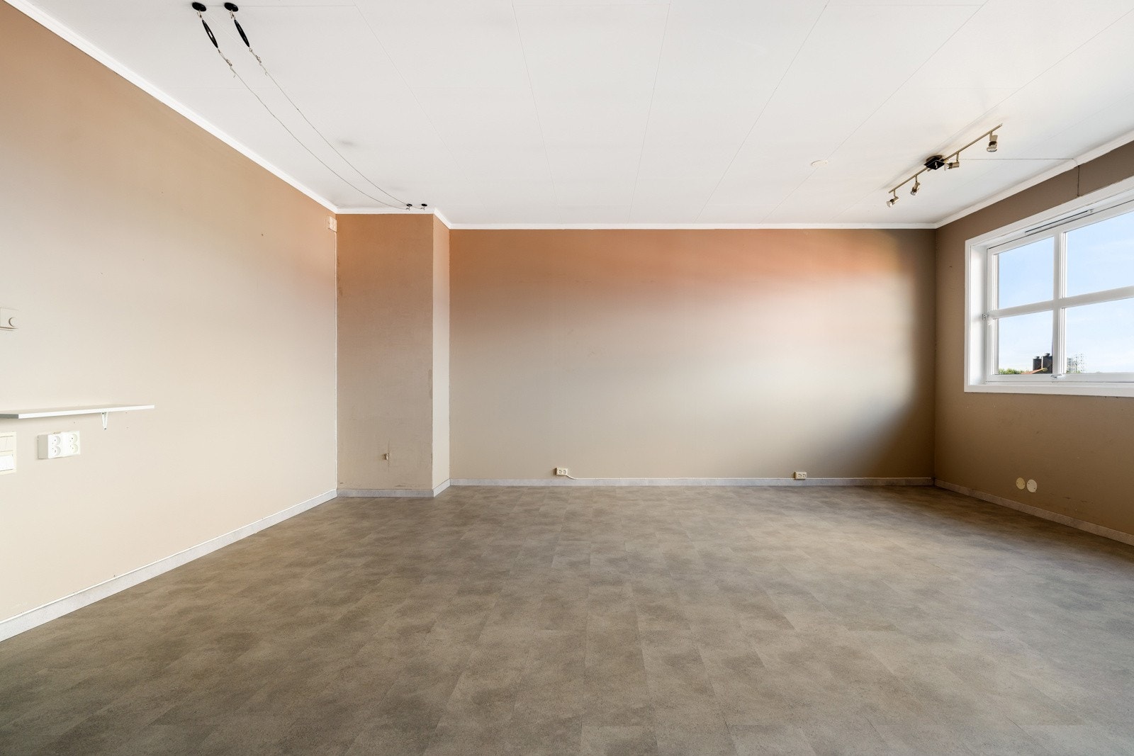 Stuen kan enkelt overflatebehandles og innredes med de møblene du måtte ønske. Galleribilde