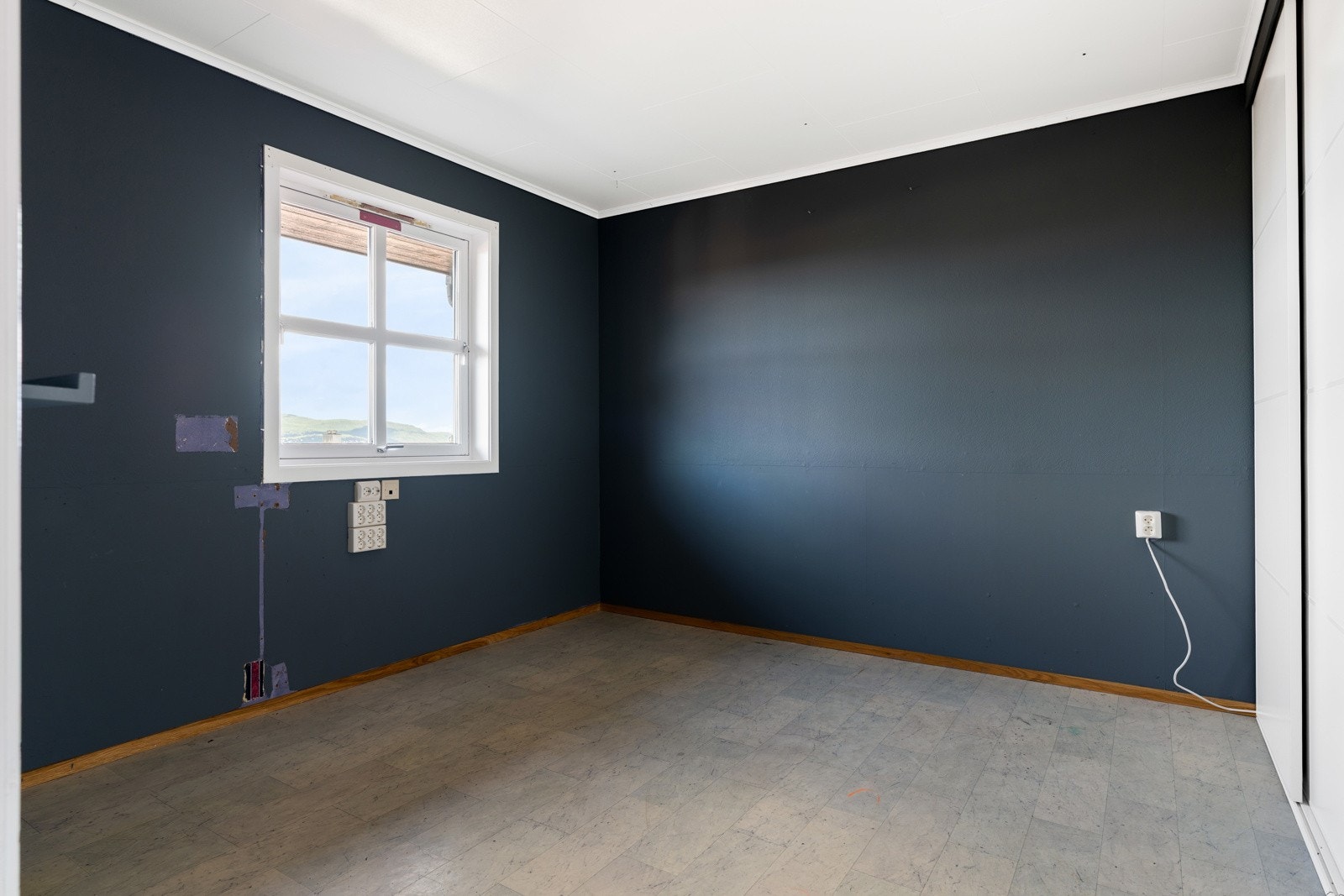 Romslig soverom på 12,5 kvm med god plass til dobbeltseng og nattbord. Galleribilde