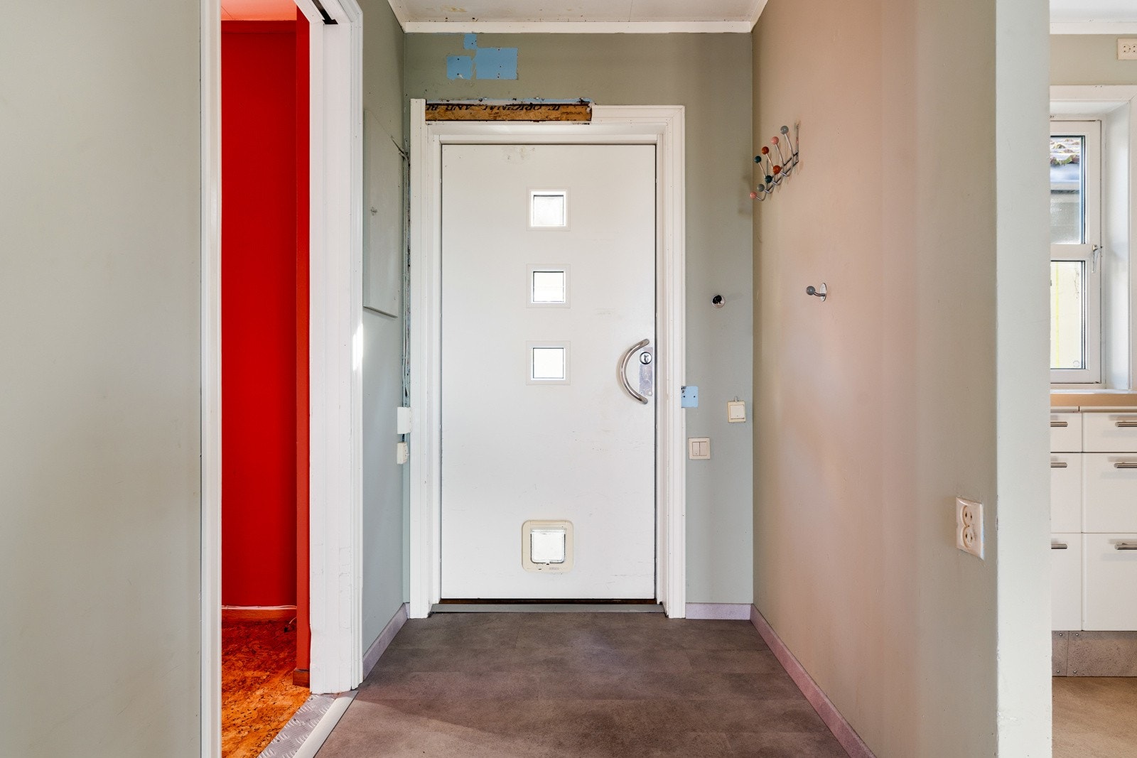 Avlang entré på 6,5 kvm med god plass til å sette fra seg sko og yttertøy. Galleribilde