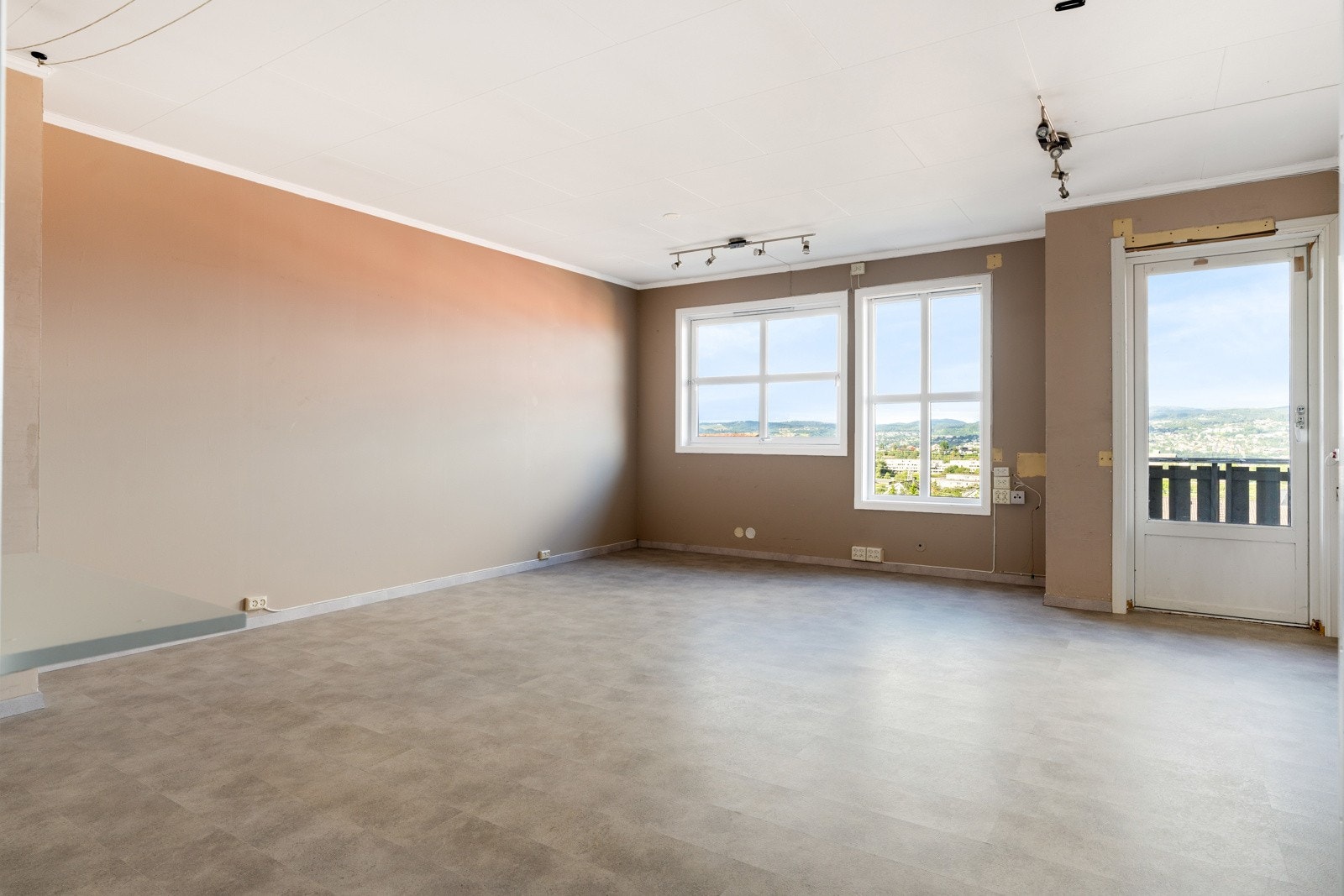 Lys stue på 23,5 kvm med store vindusflater som slipper inn rikelig med dagslys. Galleribilde