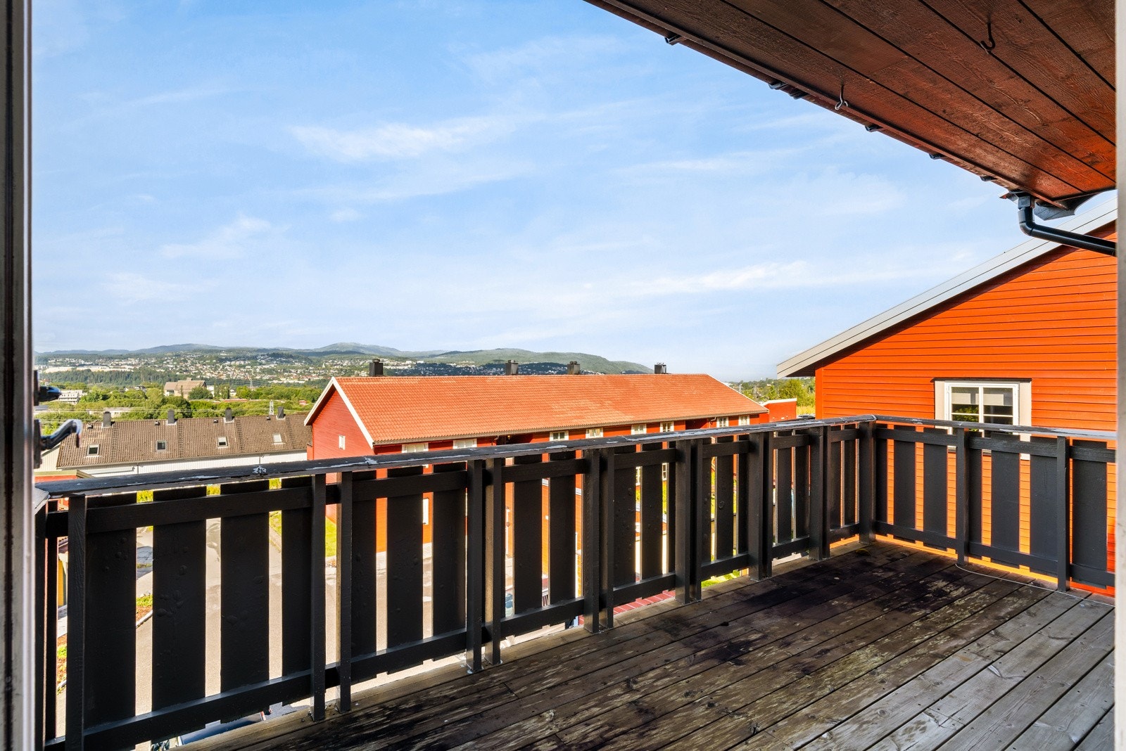 Balkongen på 8 kvm tilfører stuen et godt tilleggsareal på finværsdager. Galleribilde