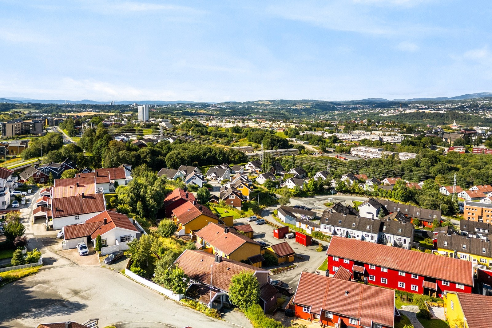 Her bor man tilbaketrukket men alikevel med korte avstander til dagligvare, kollektivtransport og fantastiske rekreasjonsmuligheter i Estenstadmarka. Galleribilde