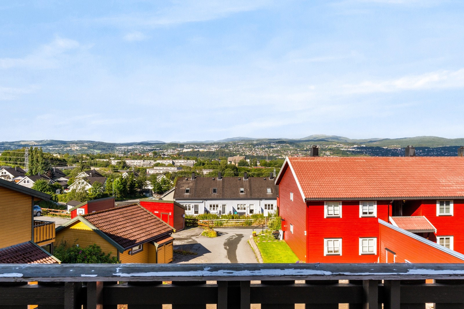 Solrik balkong med fantastiske solforhold fra formiddag til kveld. Galleribilde