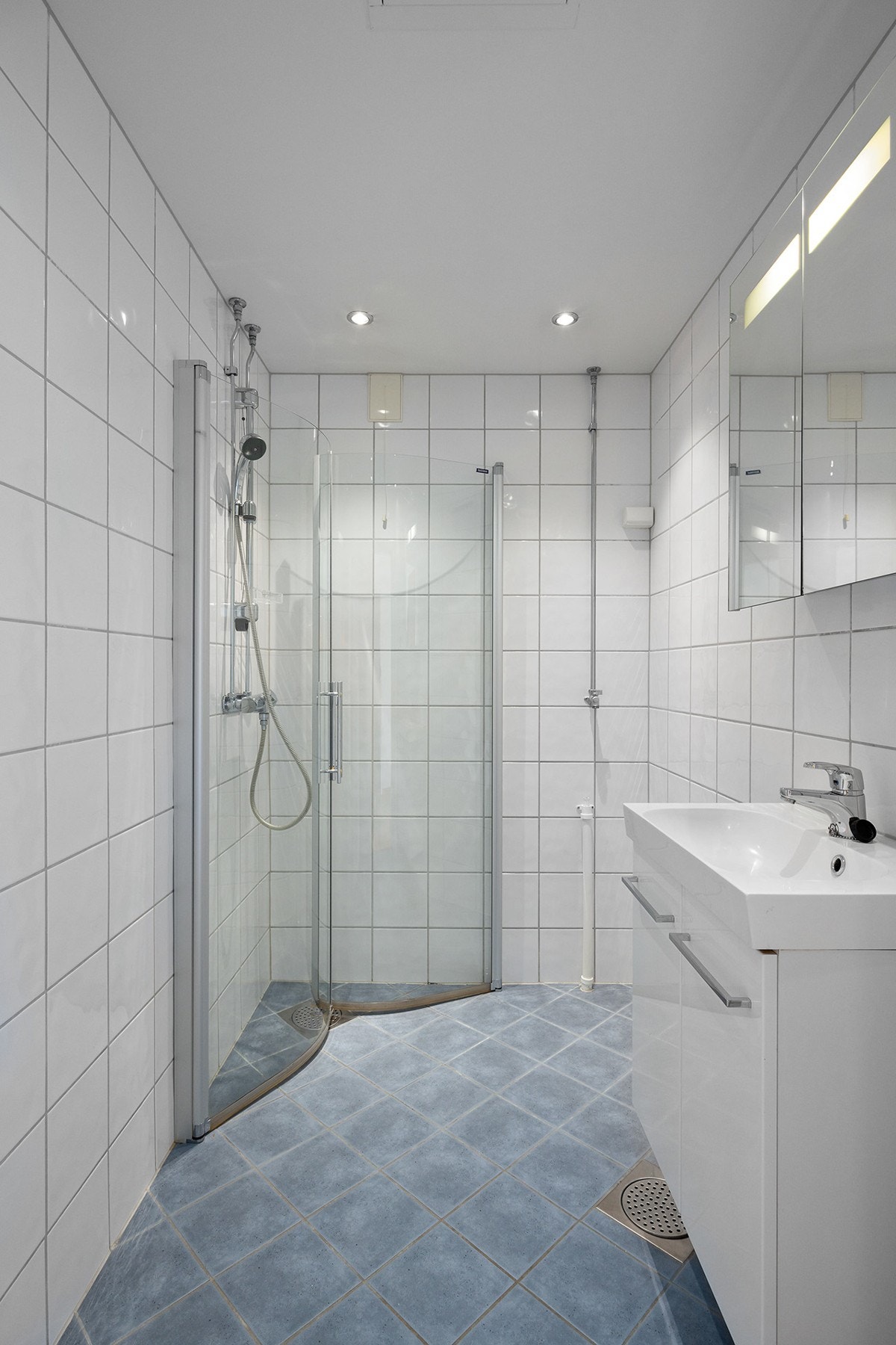 Flislagt baderom (fra 2009) med gulvvarme og downlights og opplegg for vaskemaskin. Galleribilde