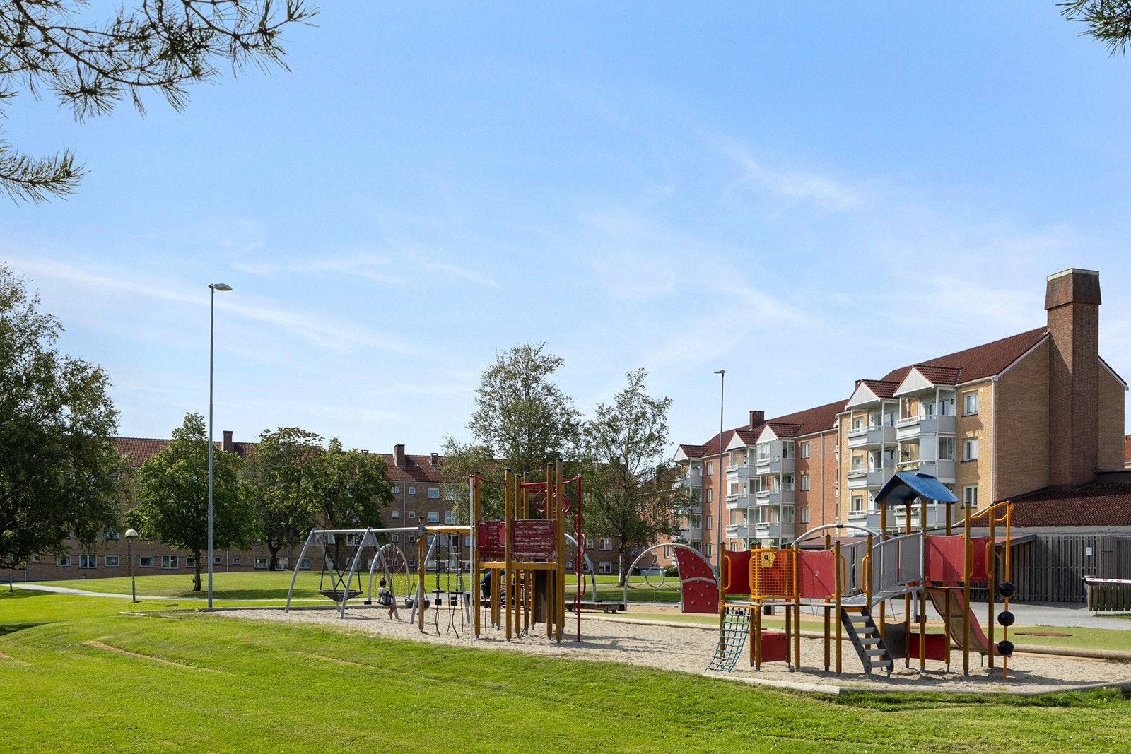 Fin lekeplass, sittegrupper mm. i grønne og fine omgivelser. Galleribilde