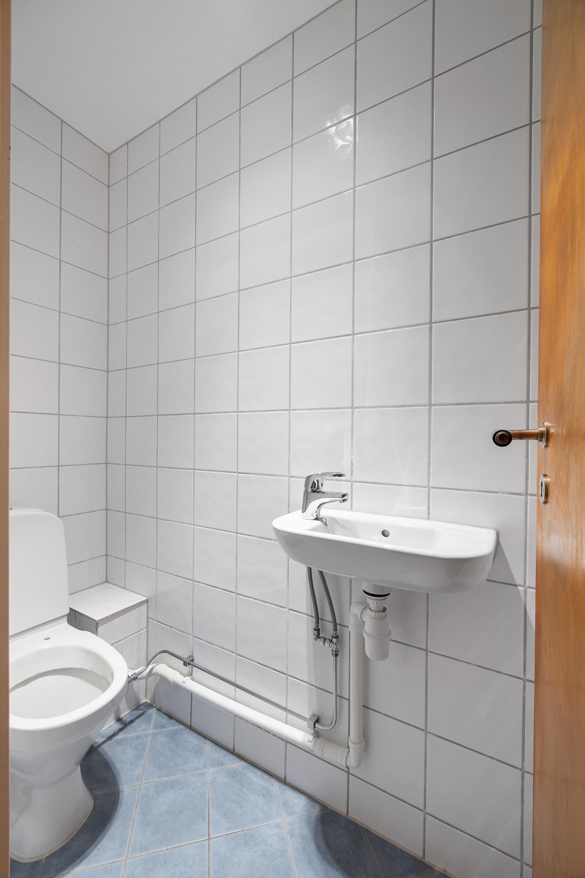 Separat toalett (fra 2009) med gulvvarme, servant og klosett. Galleribilde