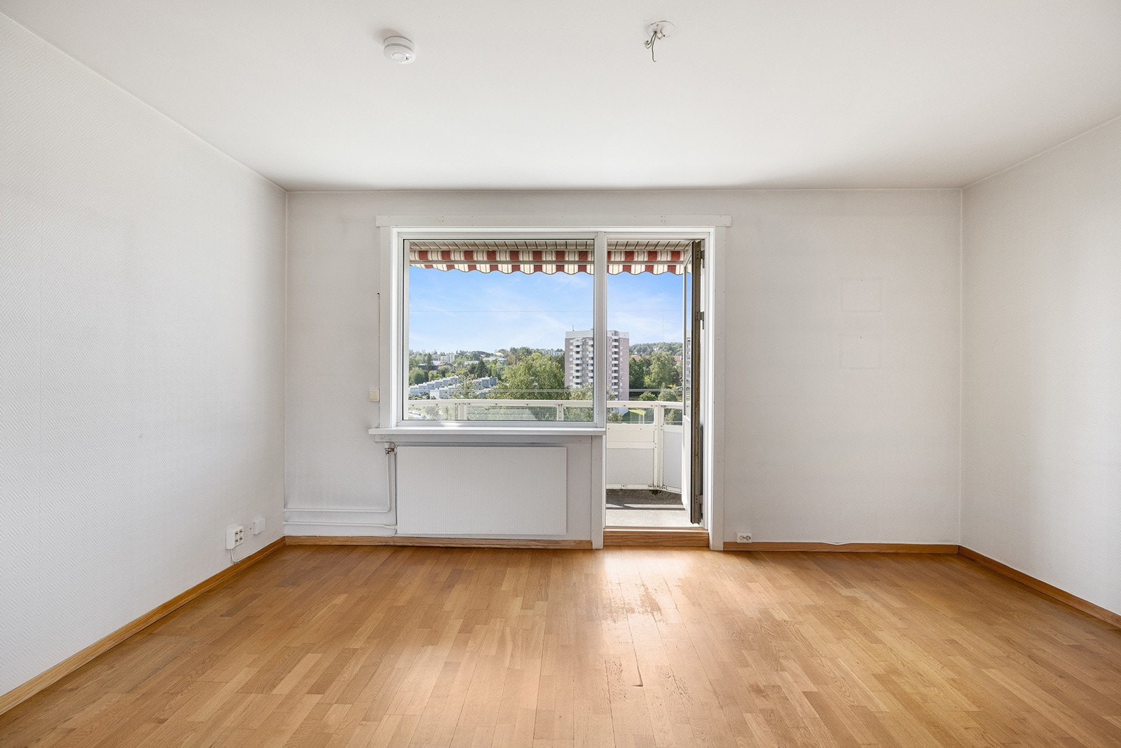 Stue med utgang til balkong på 7 kvm med supre solforhold. Galleribilde