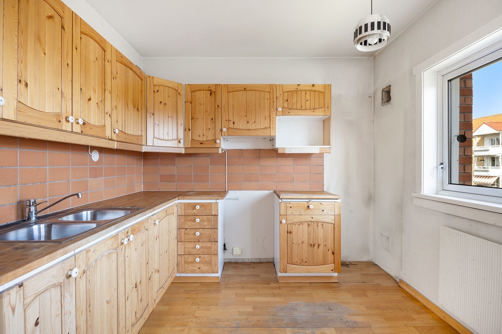 Eldre kjøkken som trenger oppussing / utskiftning. Galleribilde