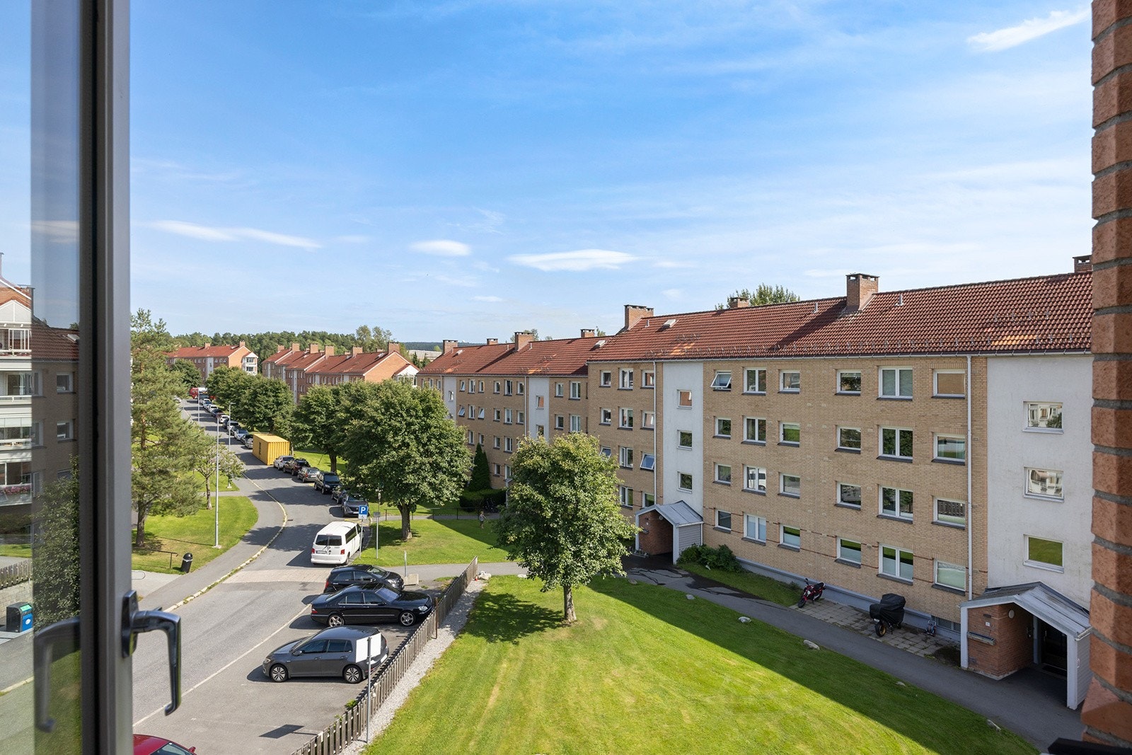 Utsikt fra kjøkkenvindu ut mot rolig og hyggelig gate. Galleribilde