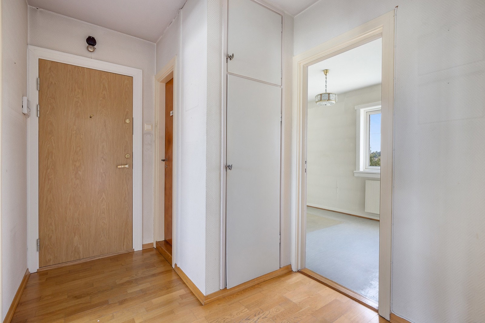 Romslig og lys entre med brann- og lydklassifisert entredør. Døråpner med skjerm. Plassbygd garderobeskap. Galleribilde