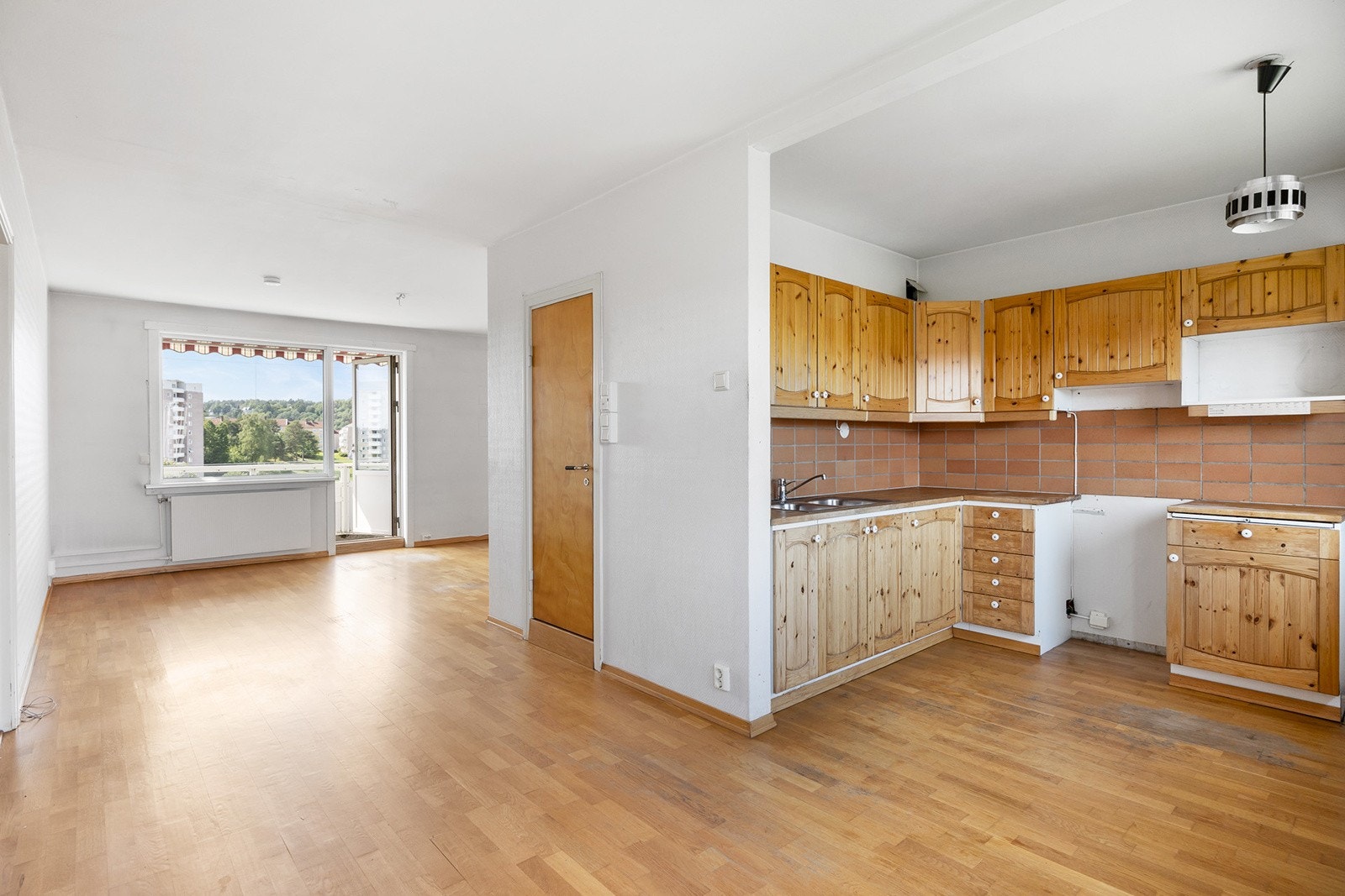 Åpen kjøkken / spisestueløsning med god plass til spisesbord for hyggelige sammenkomster. Galleribilde