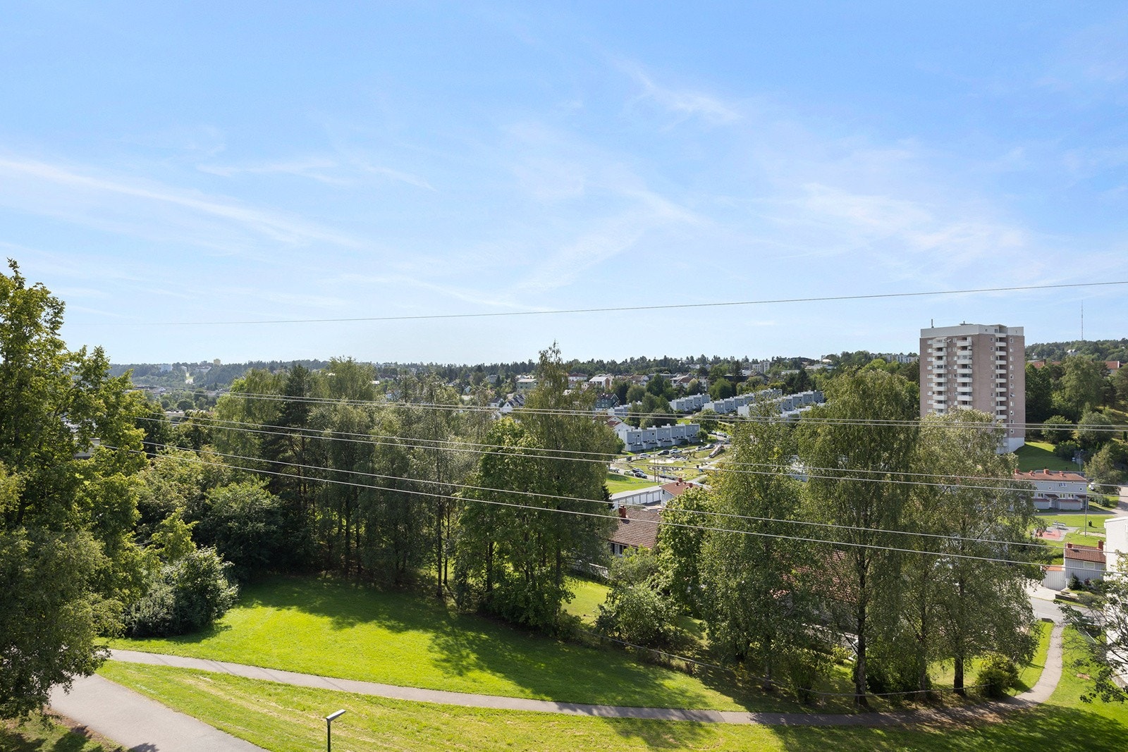 Usjenert og fin utsikt mot nærområdet og ned mot Havredalen. Galleribilde