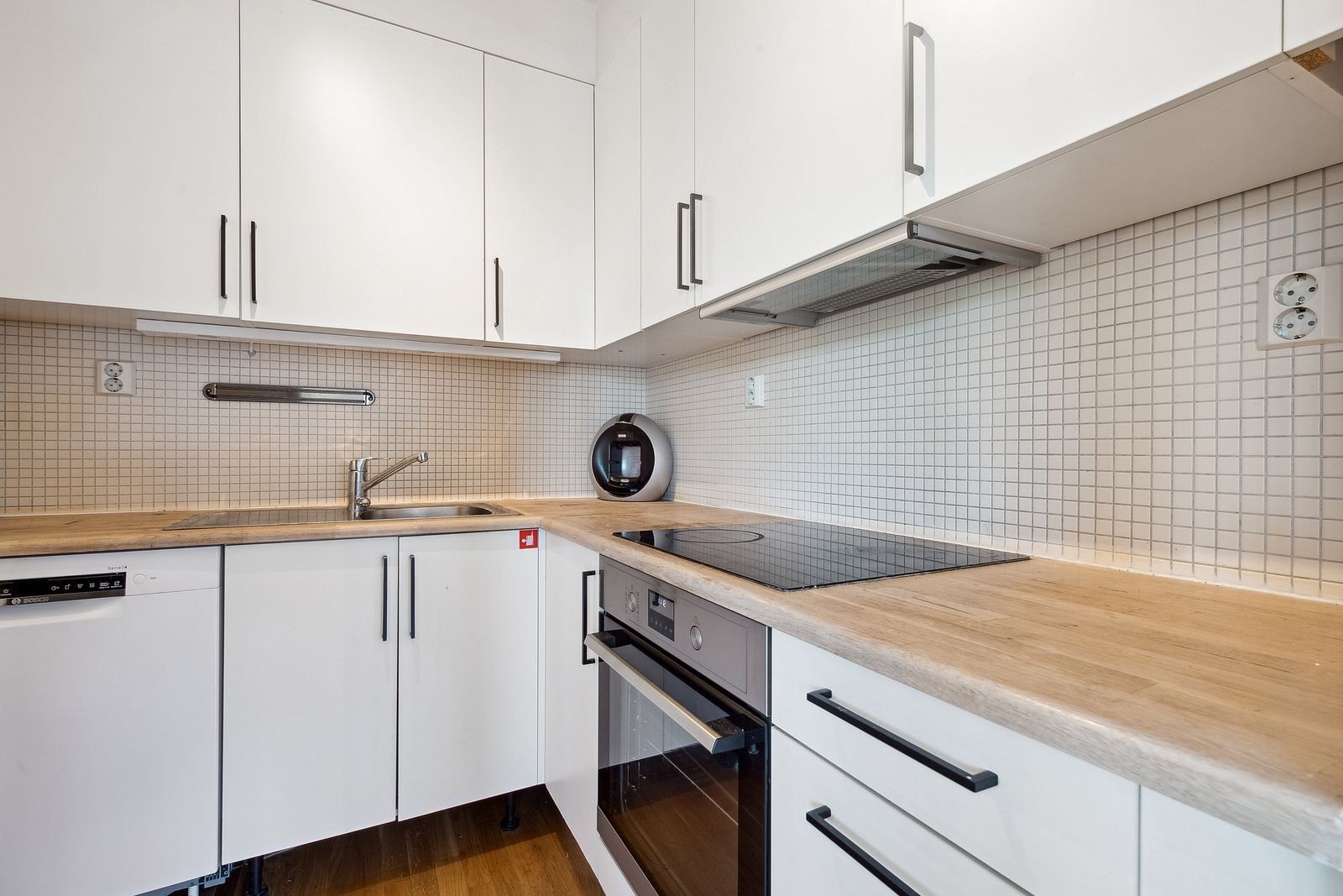 Lyst kjøkken med hvitevarer. Godt med skap- og benkeplass. Galleribilde