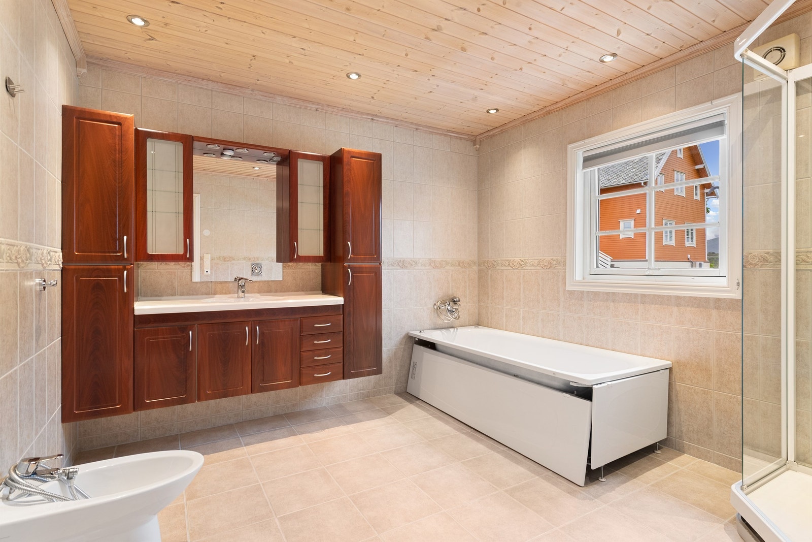 Flislagt bad med badekar og bidet Galleribilde