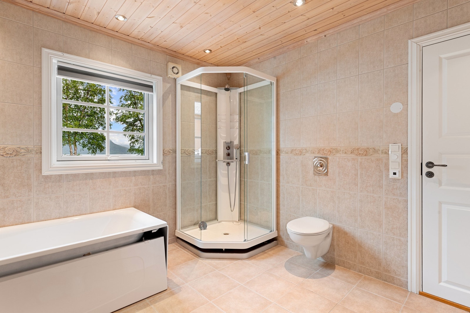 Badet har også dusjkabinett og vegghengt toalett. Galleribilde