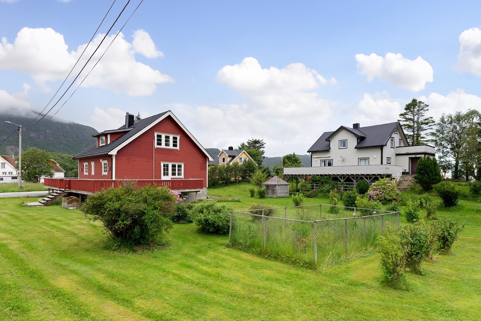 Tomta er opparbeidet med plenareal og beplantning Galleribilde