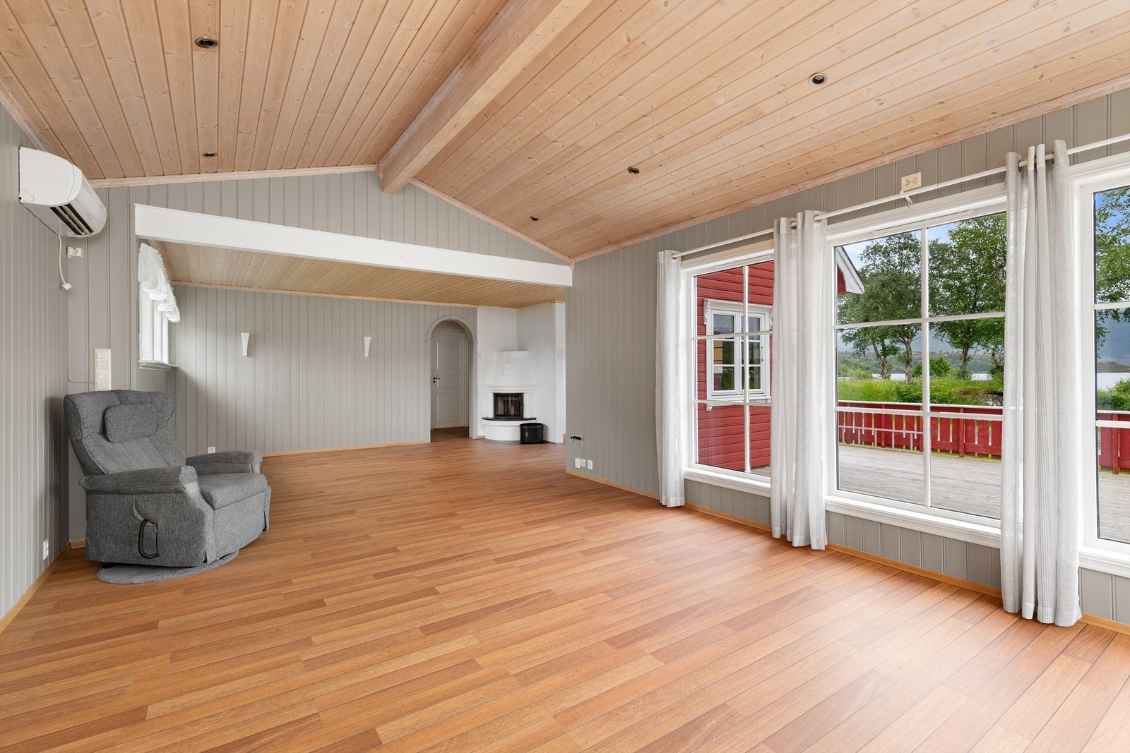 Store vindusflater slipper lyset inn. Galleribilde