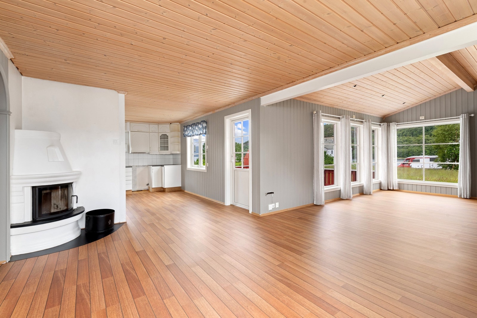 Det er åpen løsning mellom kjøkken og stue. Galleribilde