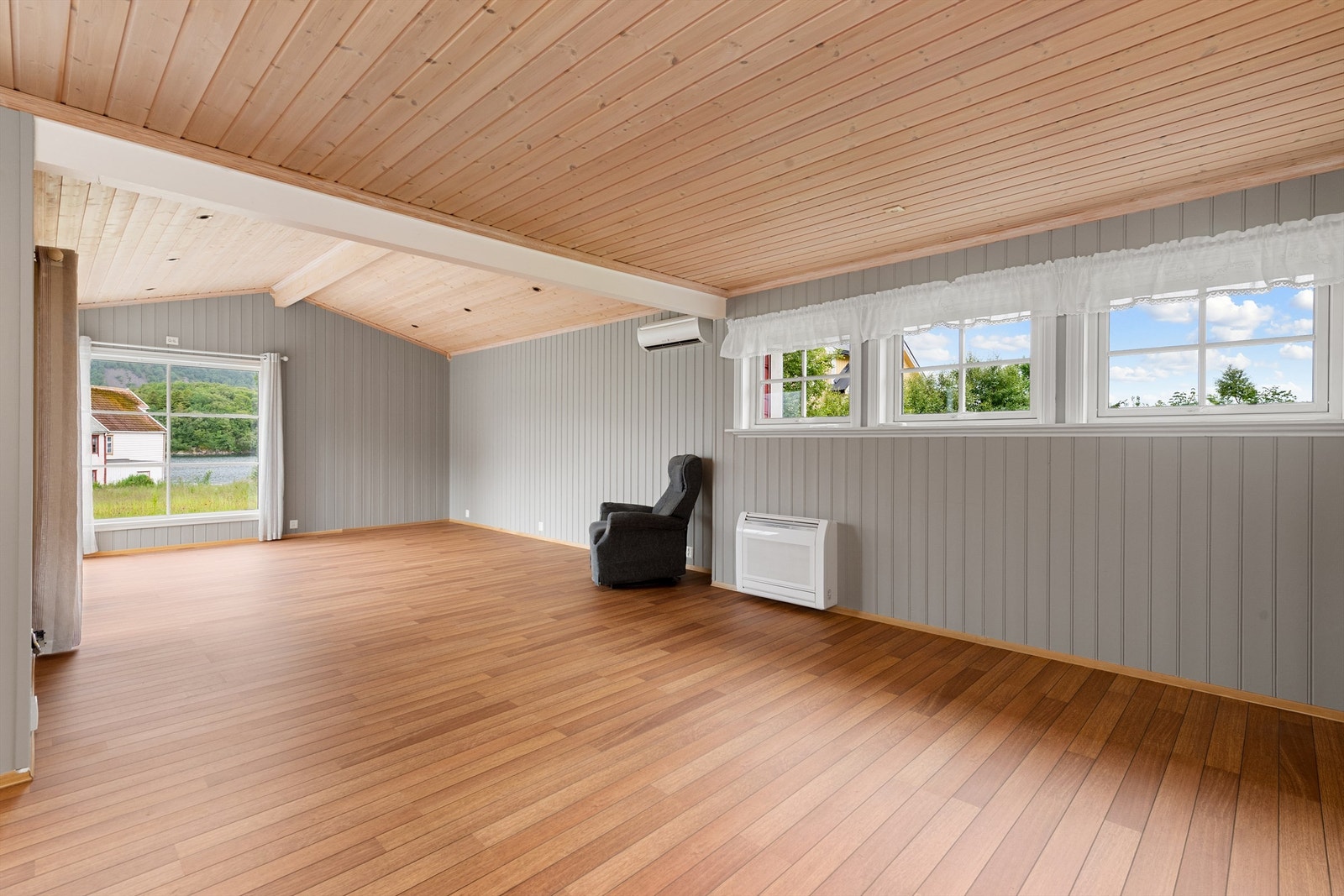 Stua har både peis og varmepumpe som varmekilder. Galleribilde