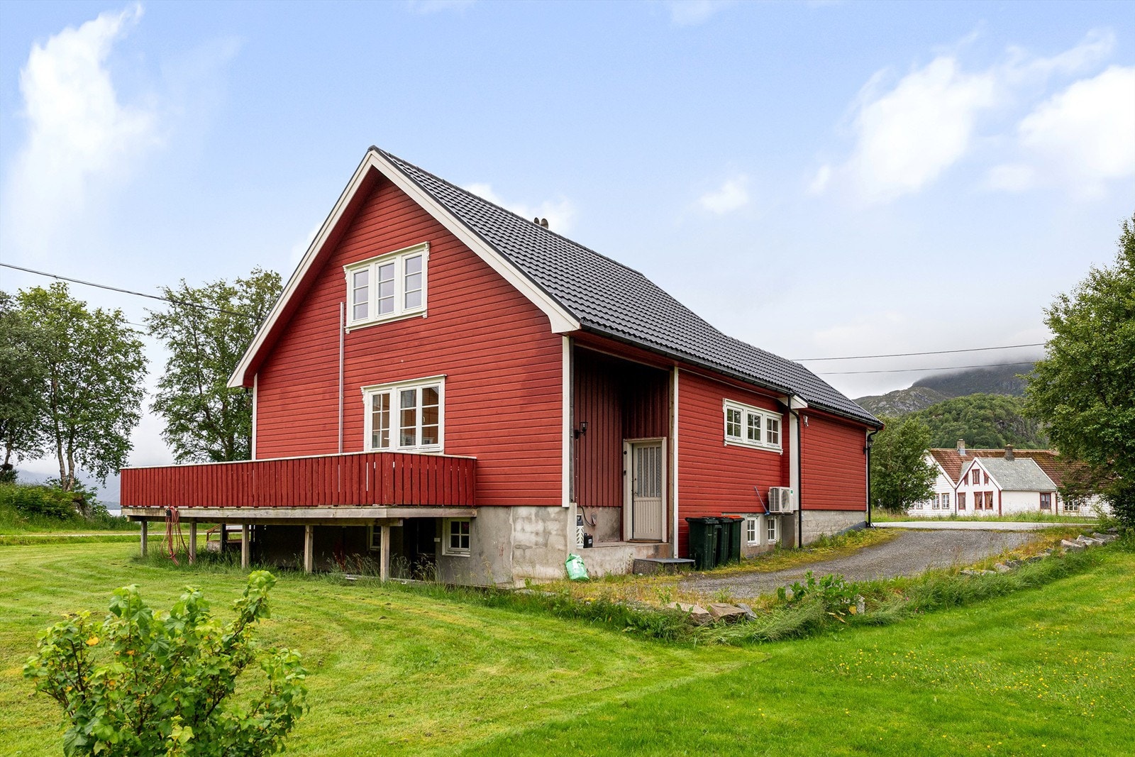 Det er biloppstillingsplasser på tomta Galleribilde