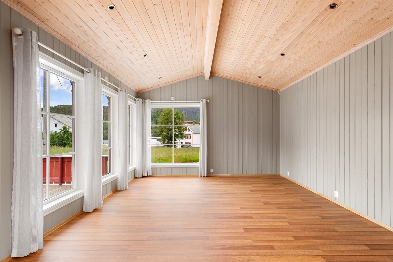 Det er åpen himling i del av stua. Galleribilde