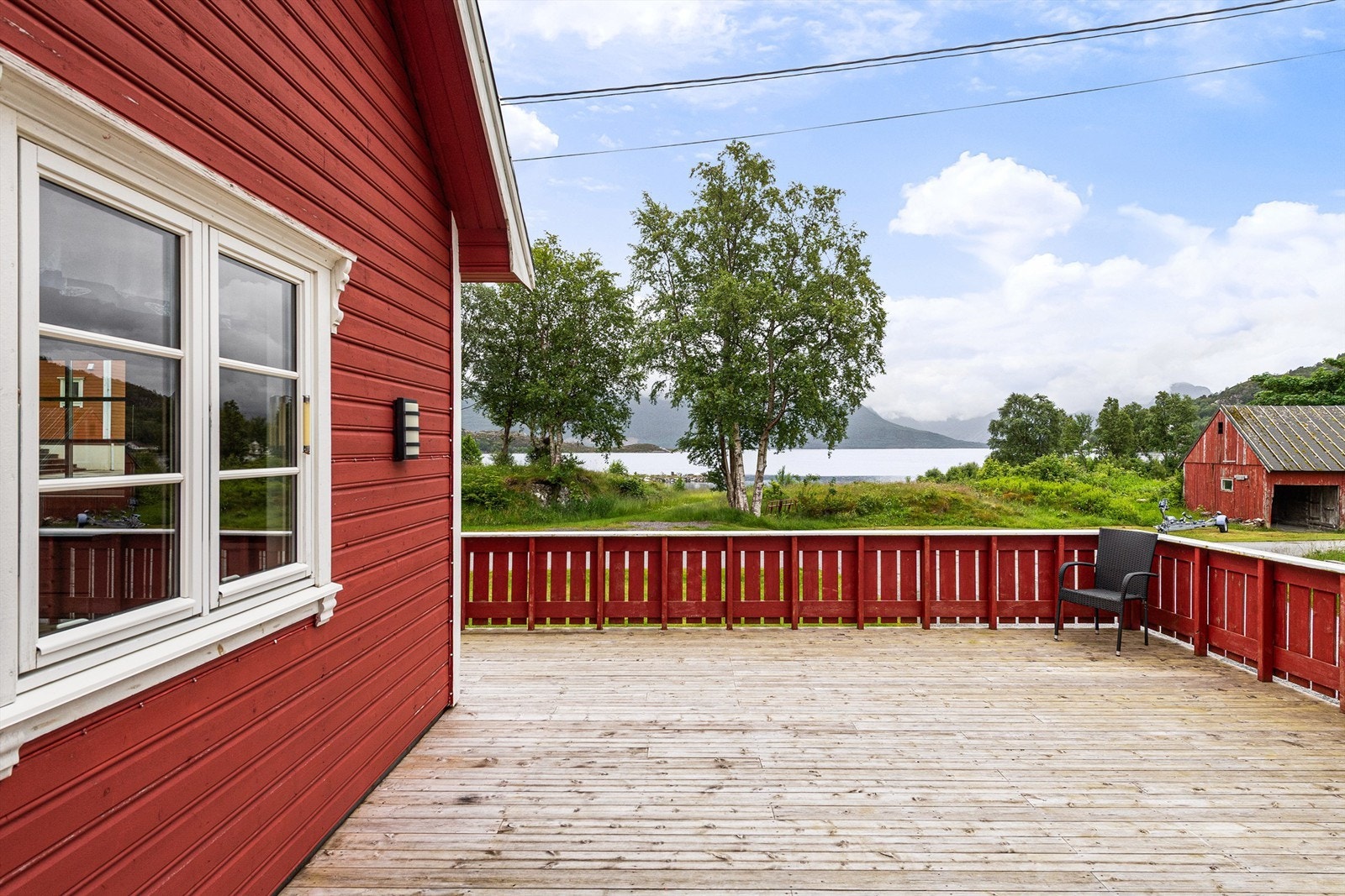 Fra verandaen er det fin utsikt mot sjøen Galleribilde