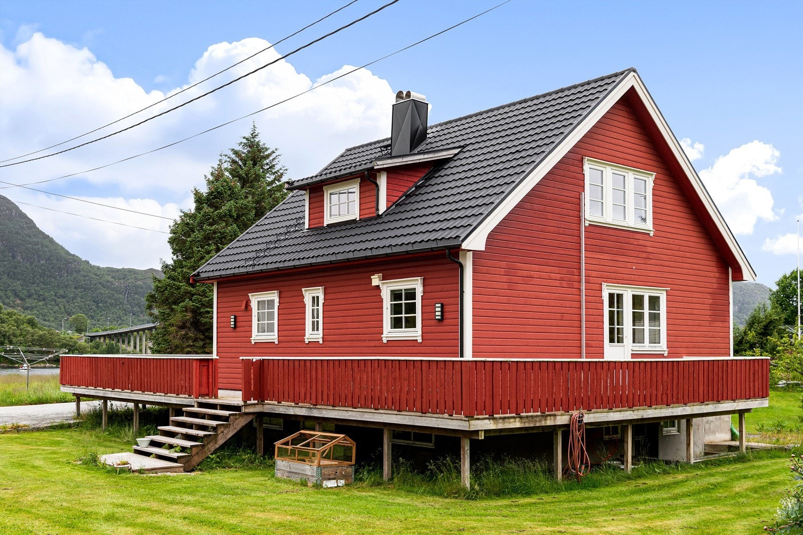Det er en romslig veranda på ca 74 m² på sør- og østsiden av boligen. Galleribilde