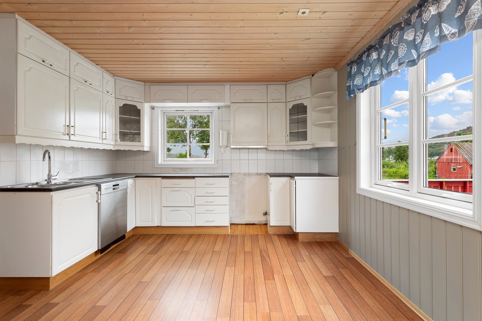 Kjøkkeninnredning med overskap til tak Galleribilde