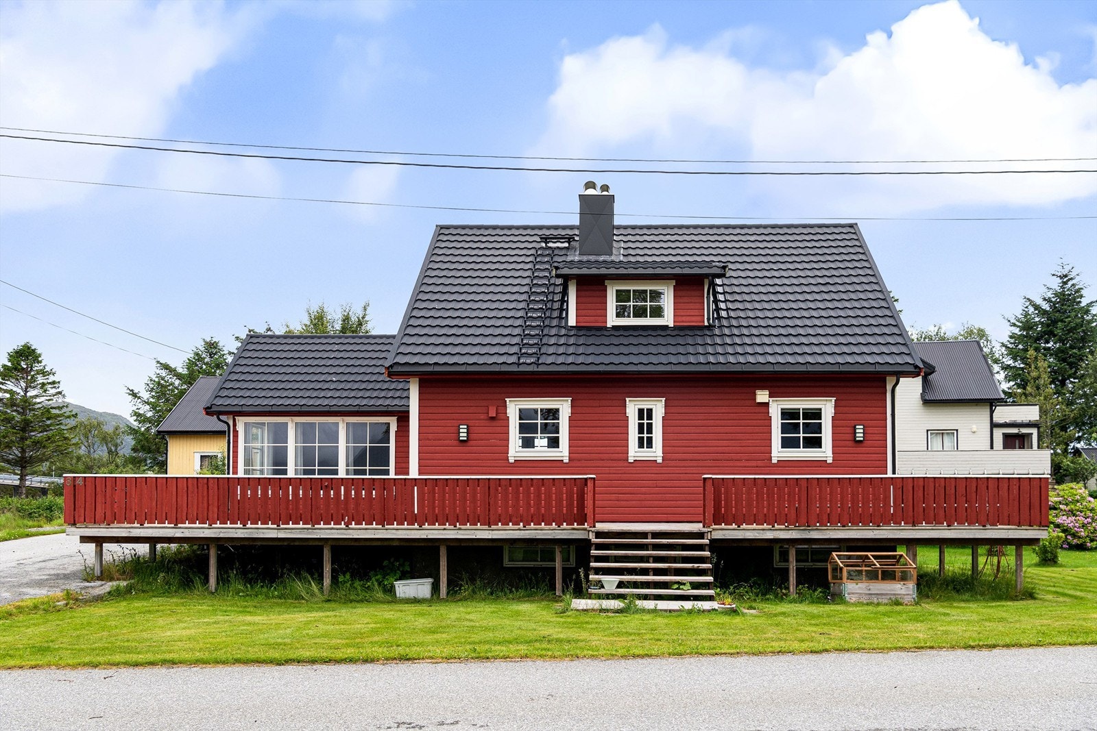 Eiendommen ligger koselig til i Midsund sentrum Galleribilde