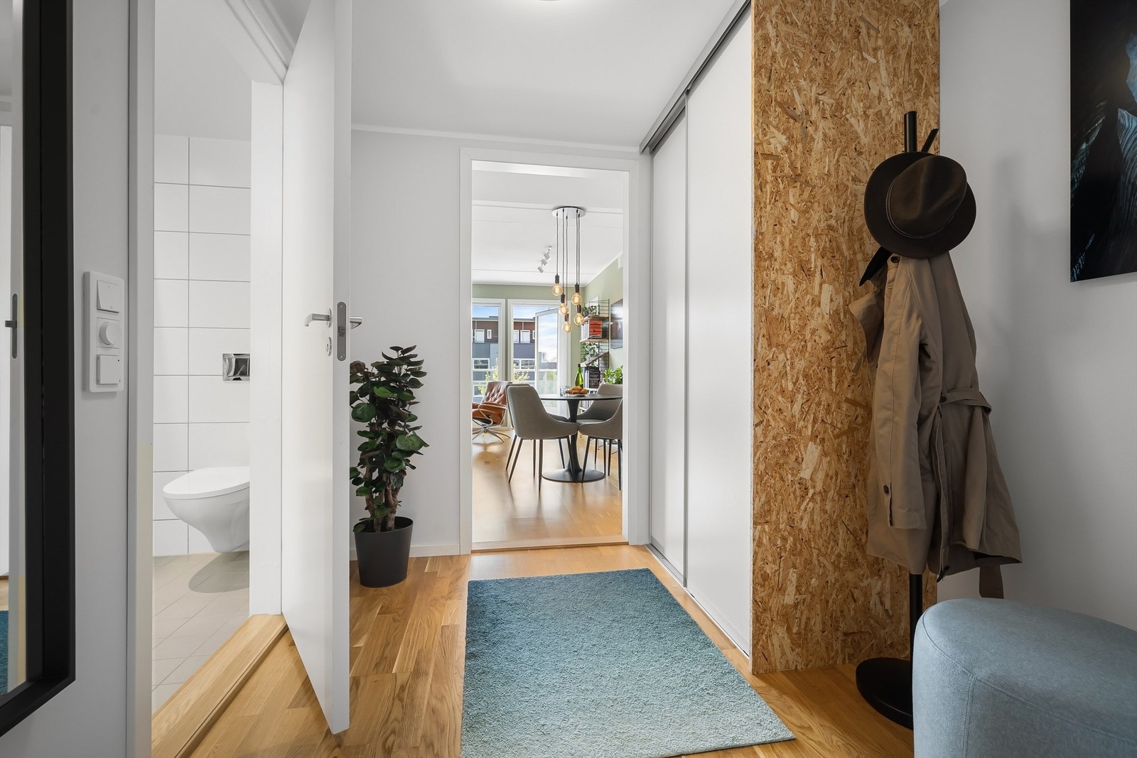 Lys og innbydende entré med skyvedørsgarderobe med god plass til større ytterjakker, sko m.m Galleribilde