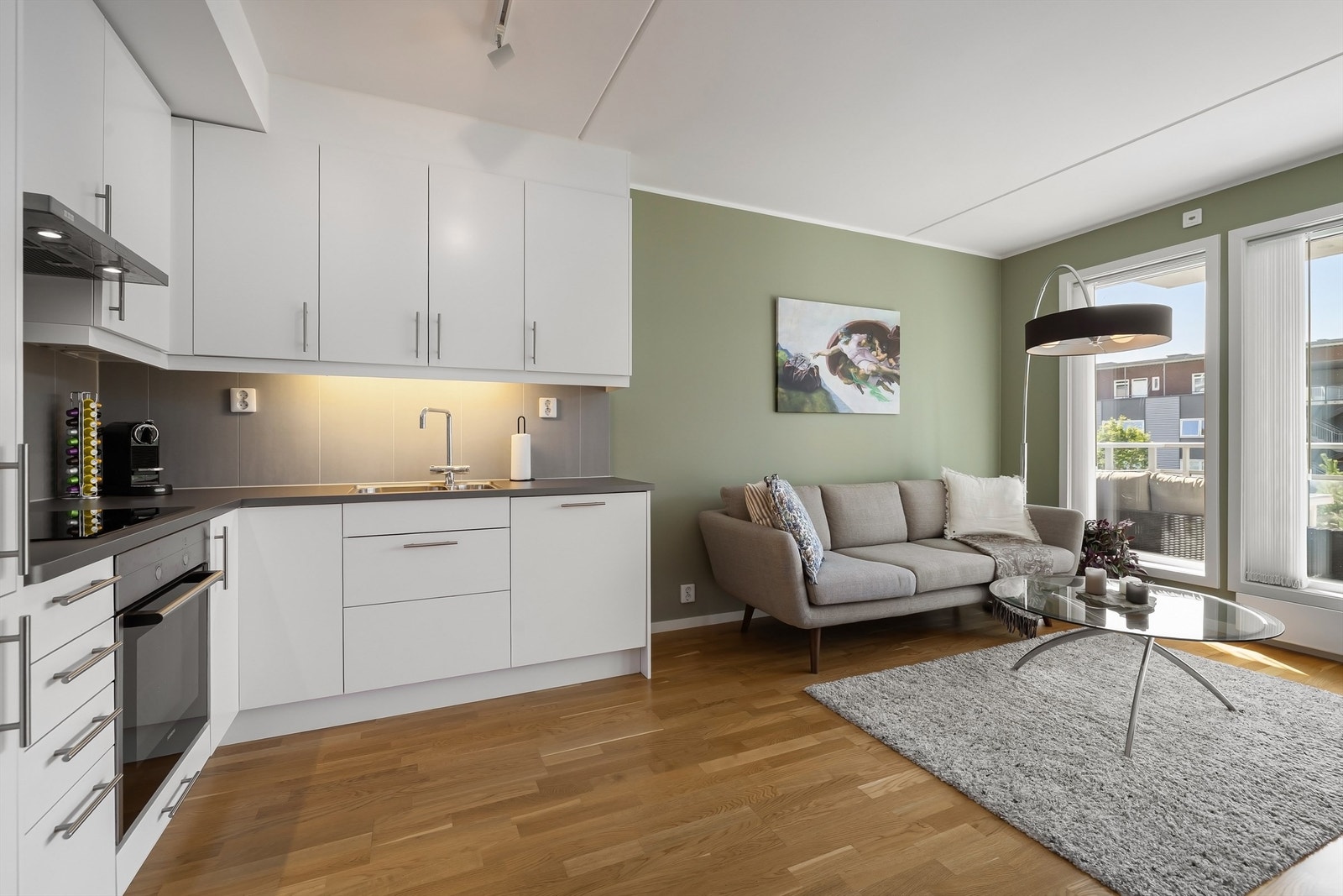 Kjøkkeninnredning fra Marbodal med glatte fronter i matt hvit utførelse, benkeplater av laminat og planlimt rustfri oppvaskkum med ett-greps armatur Galleribilde
