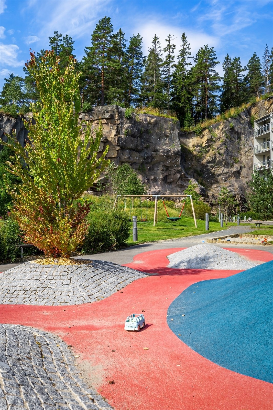 Fellesområdet er og opparbeidet med lekeplass og huskestativ for de minste Galleribilde