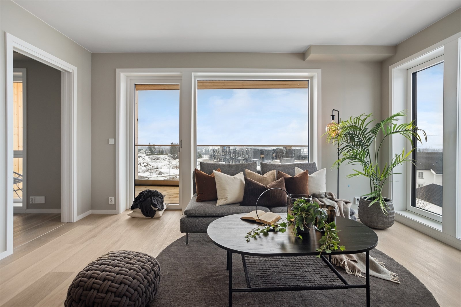 Stuen har store vindusflater. Galleribilde