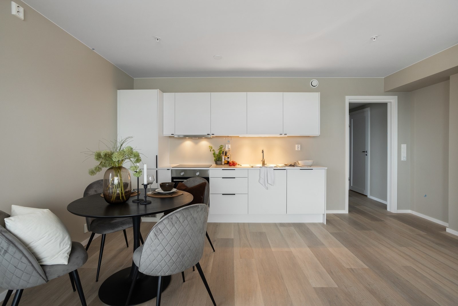 Kjøkkeninnredning med integrerte hvitevarer. Det er plass til en øy med skap- og spiseplass om ønskelig. Galleribilde