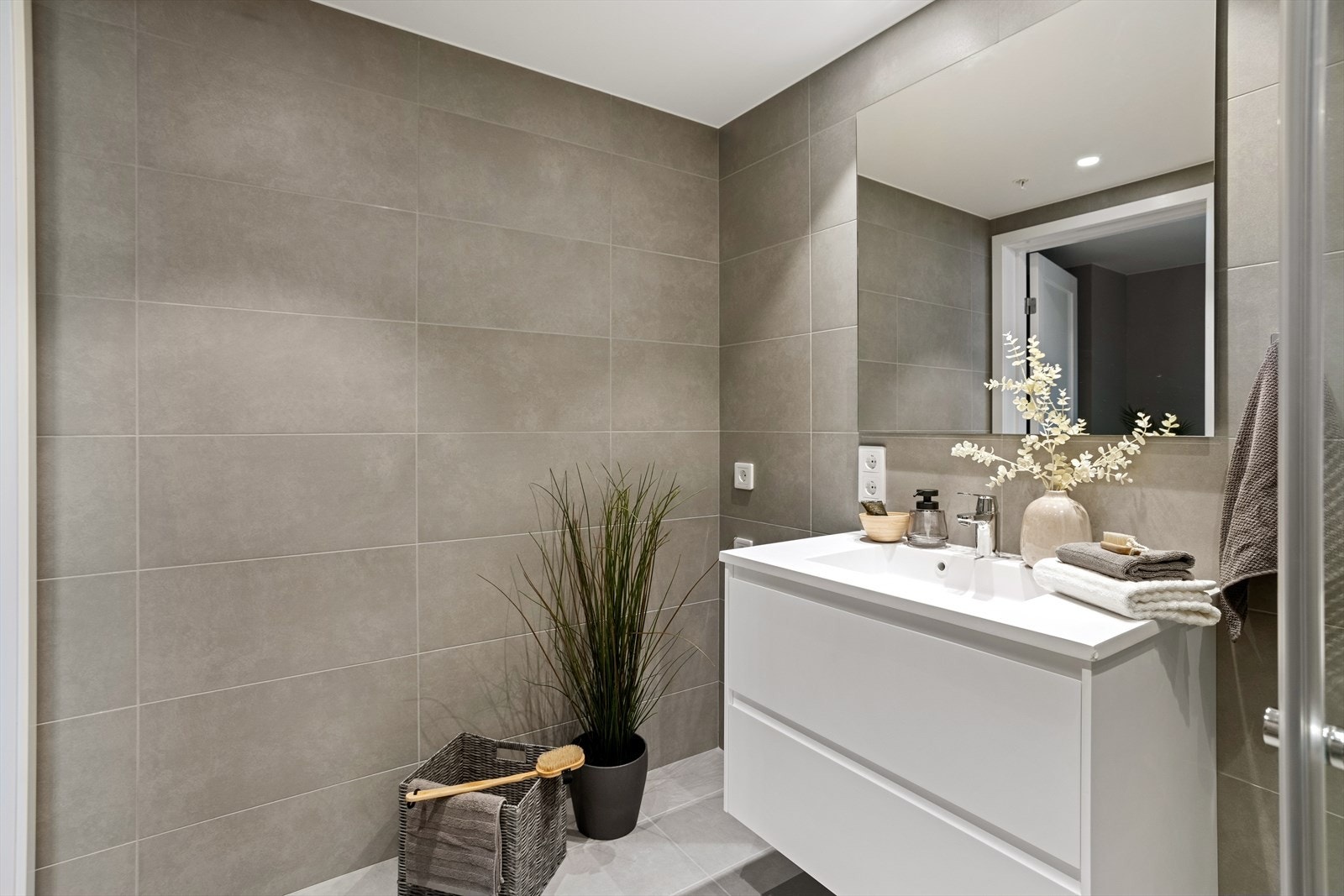 Delikat baderom med fliser på gulv og vegger. Galleribilde