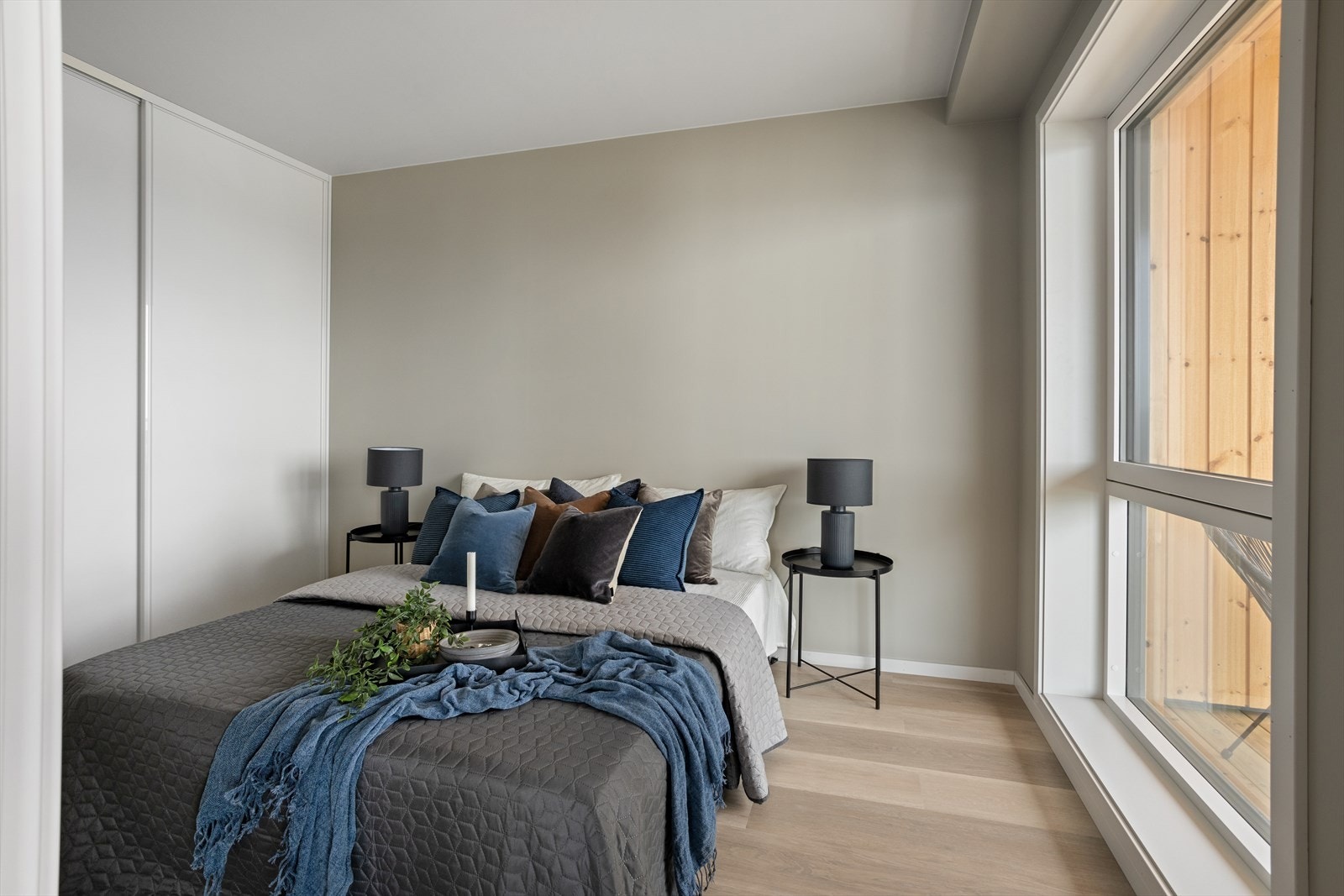 Soverom med skyvedørsgarderobe. Galleribilde