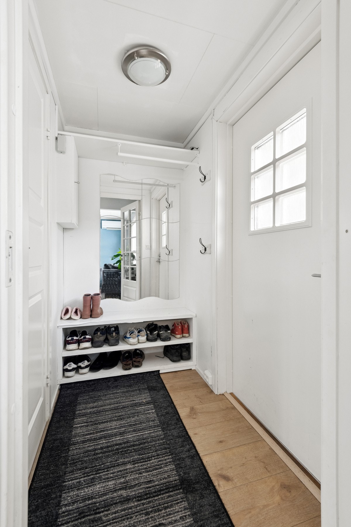 Praktisk entre med plass til å henge fra seg klær og sette sko. Galleribilde